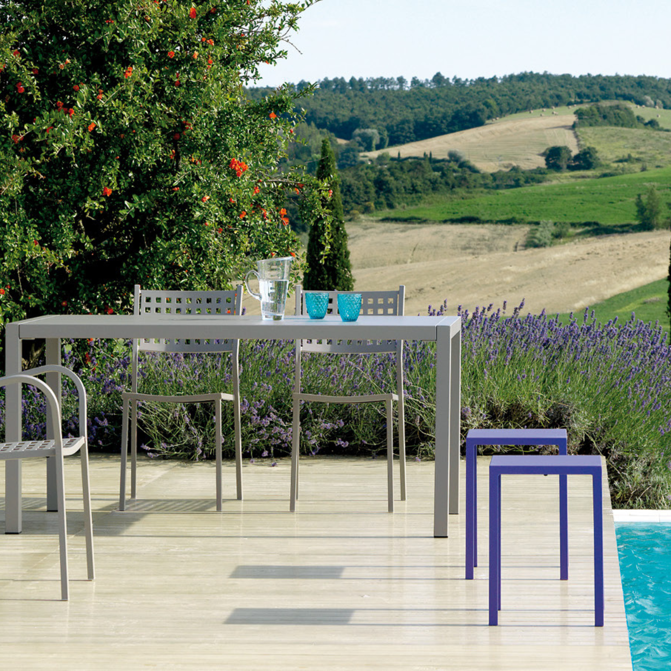 "Quatris" modern fixed rectangular metal garden table, stackable, 75 cm high.