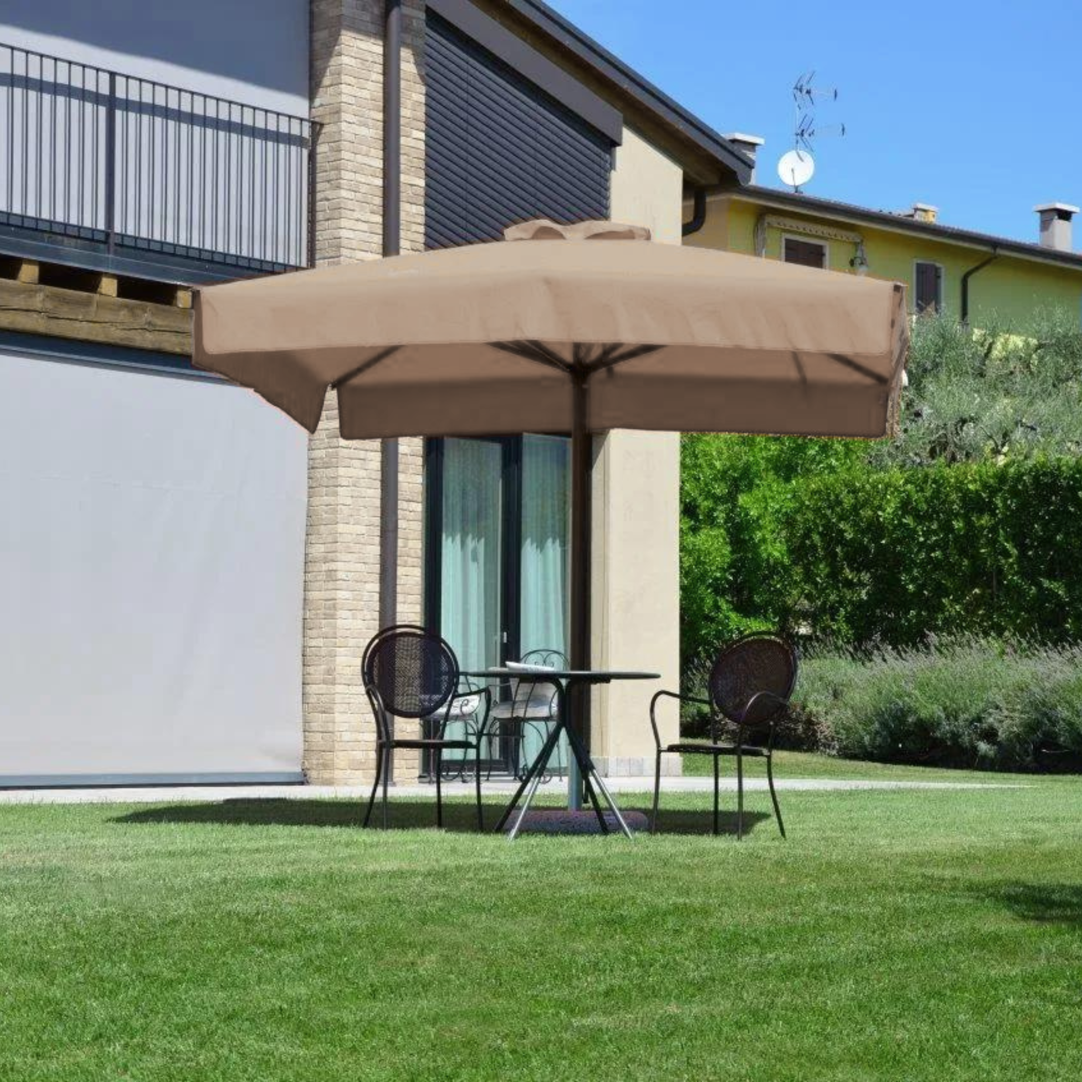 Modern "Corallo Glamour" umbrella with oak-effect central pole