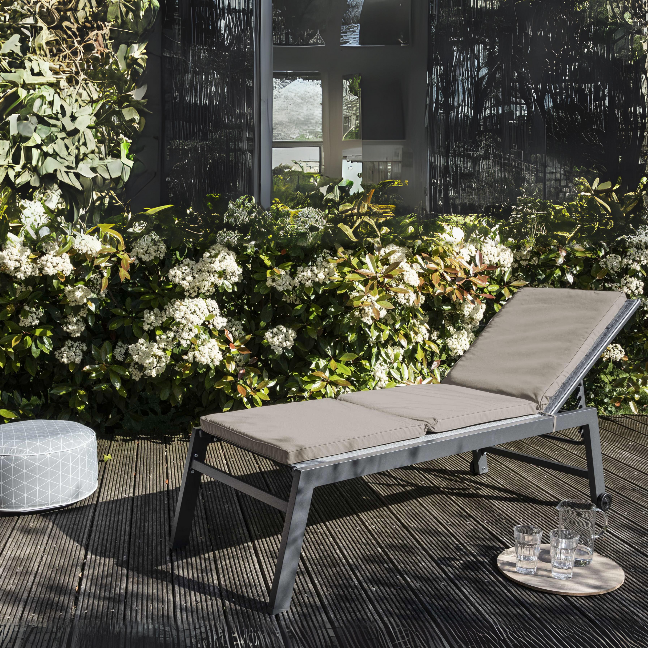 Removable and water-repellent cot cushion with zip and laces