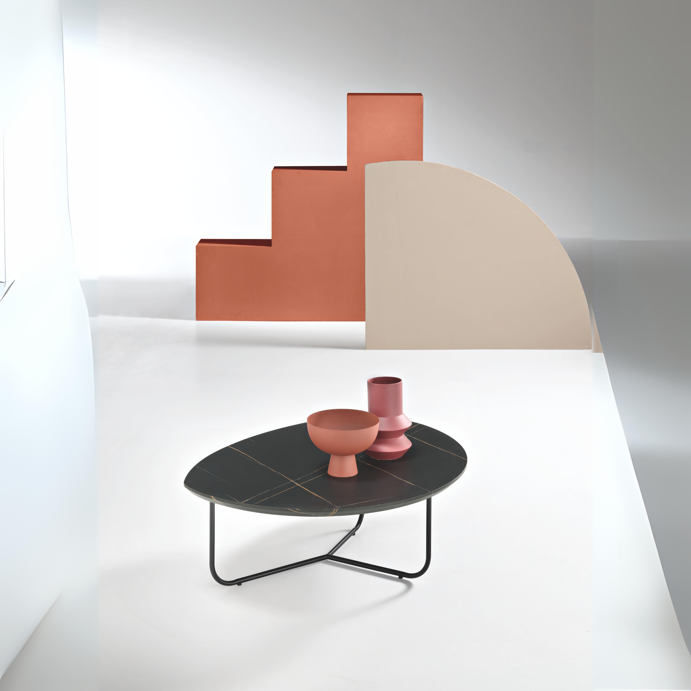 Mesa de centro "Bent" con tablero moldeado y estructura de metal, 97x77 cm, 35h