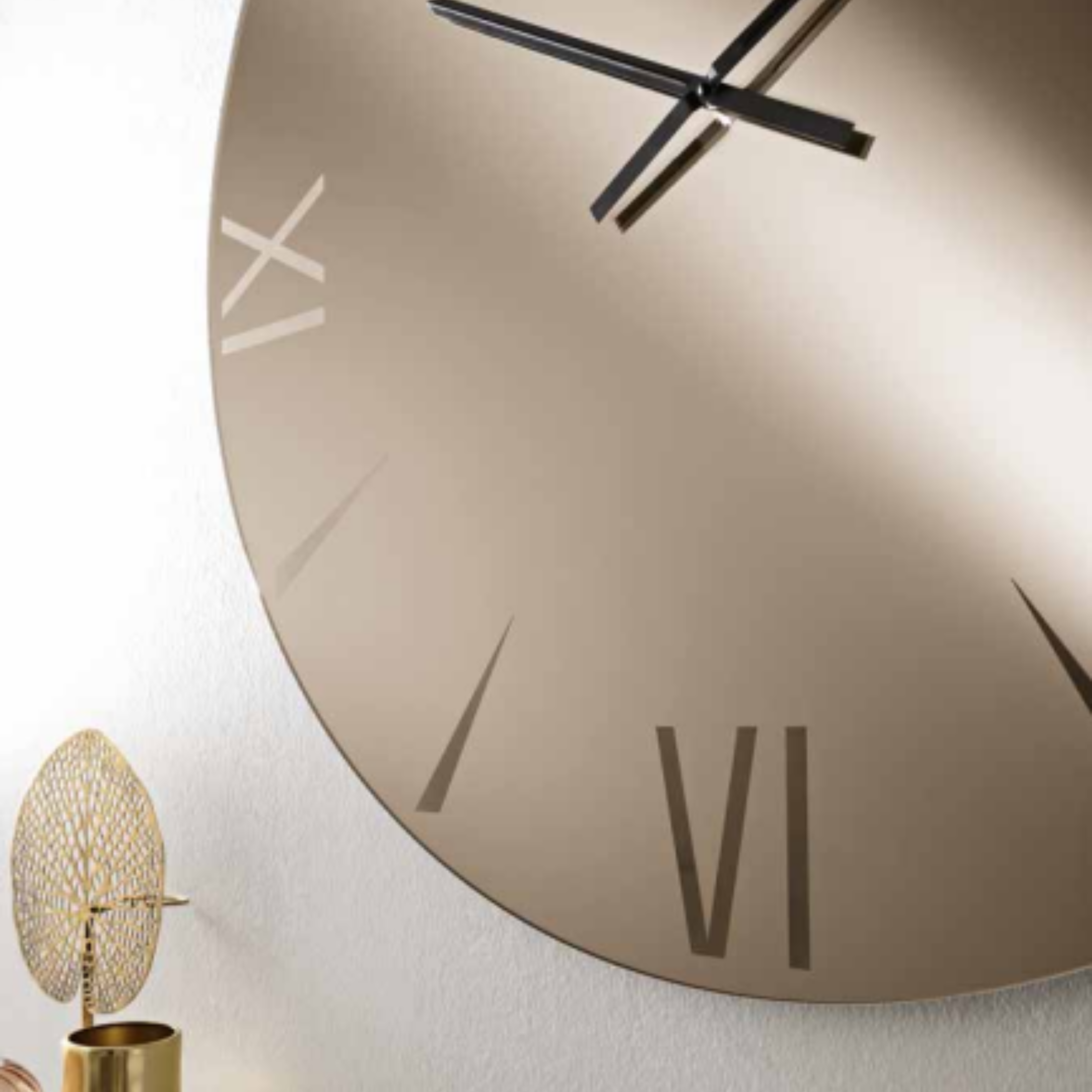 "Lunex" wall clock in mirrored glass with laser-engraved numbers