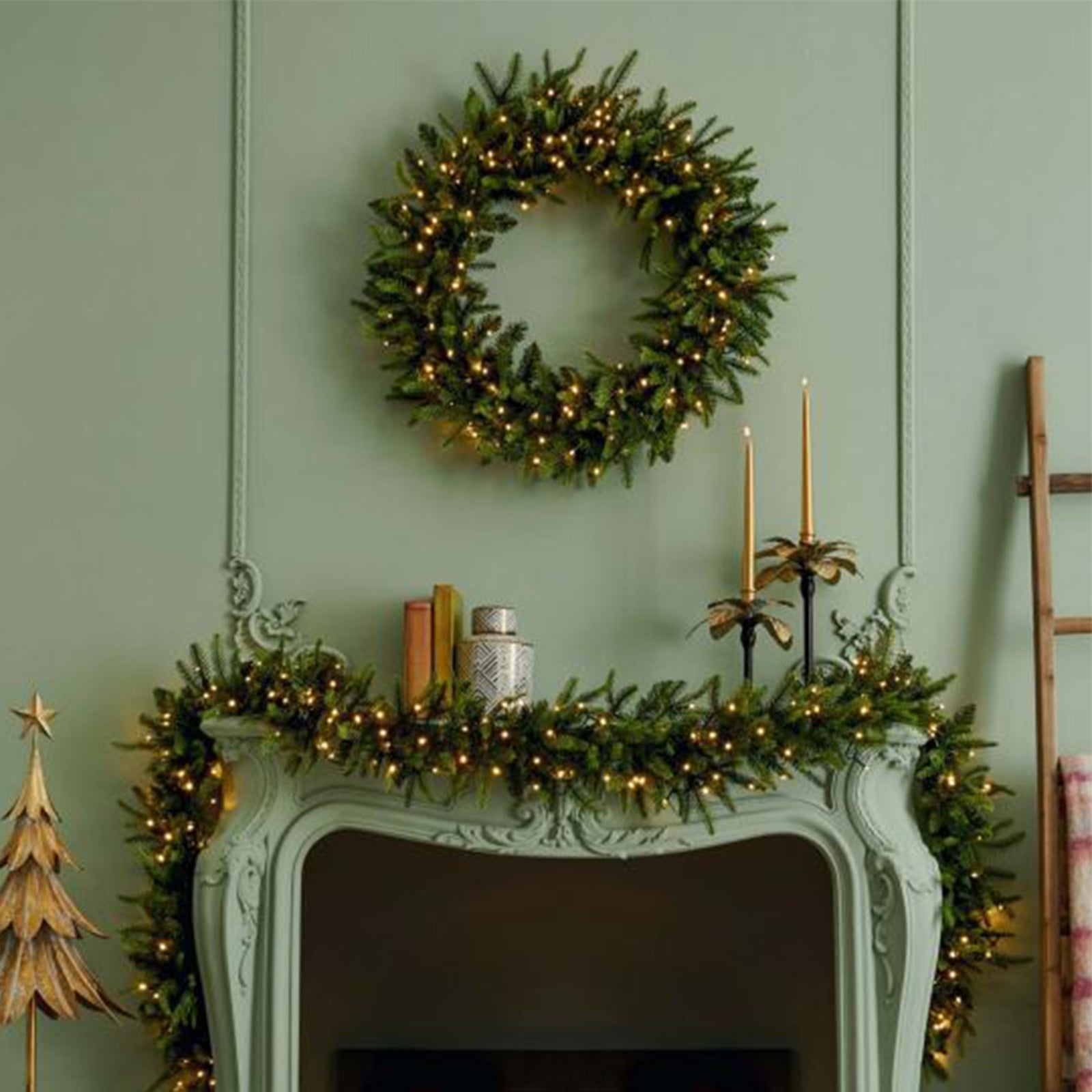 "Madame" Christmas wreath with micro-LEDs behind the door in PE with a real-touch effect