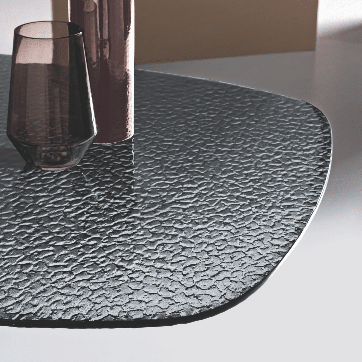 Tavolo fisso moderno "Eivissa" con piano in vetro martellato fumè e base in metallo - MondoViro