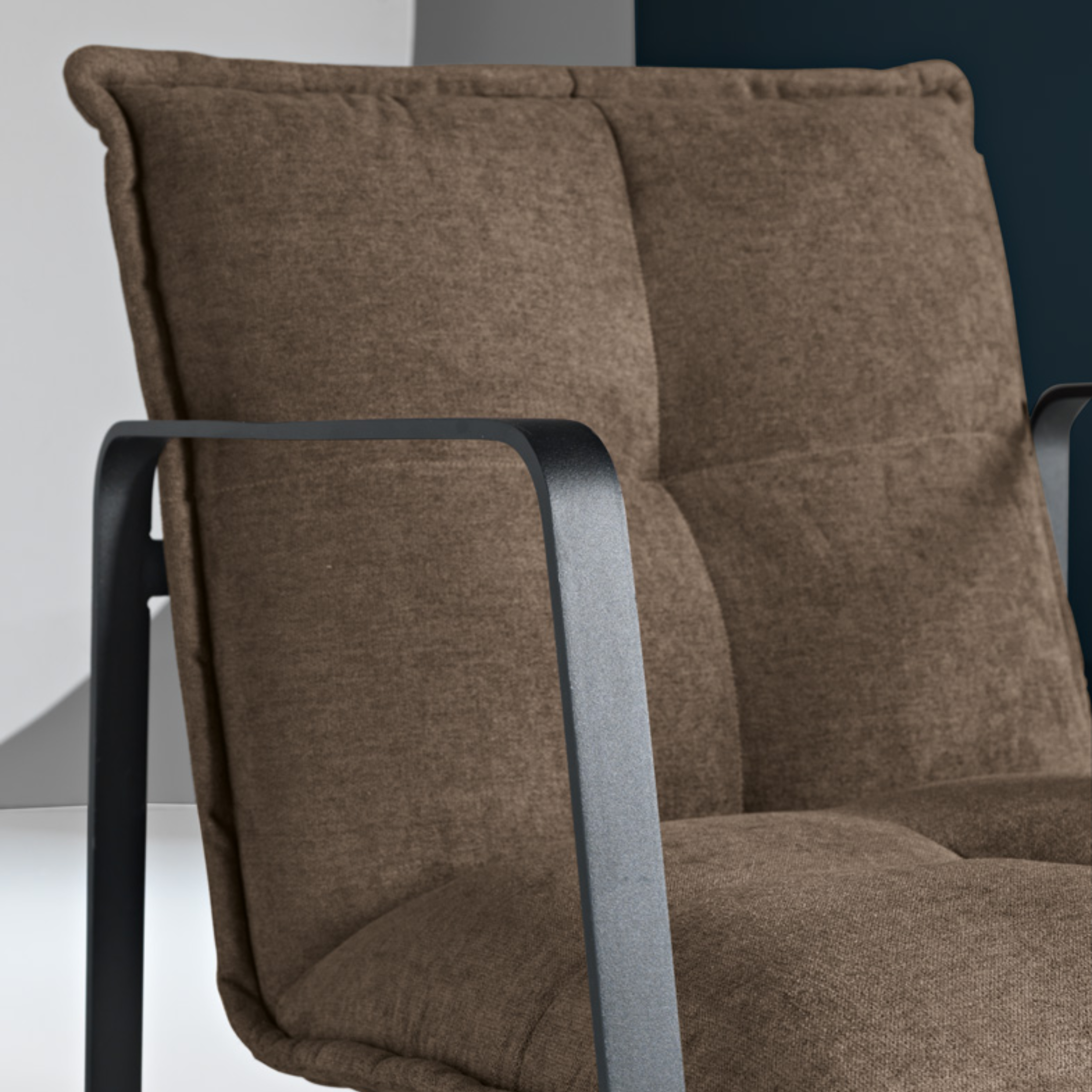 Sillón moderno "Axel" de tela con estructura de metal, 68x65 cm, 78h