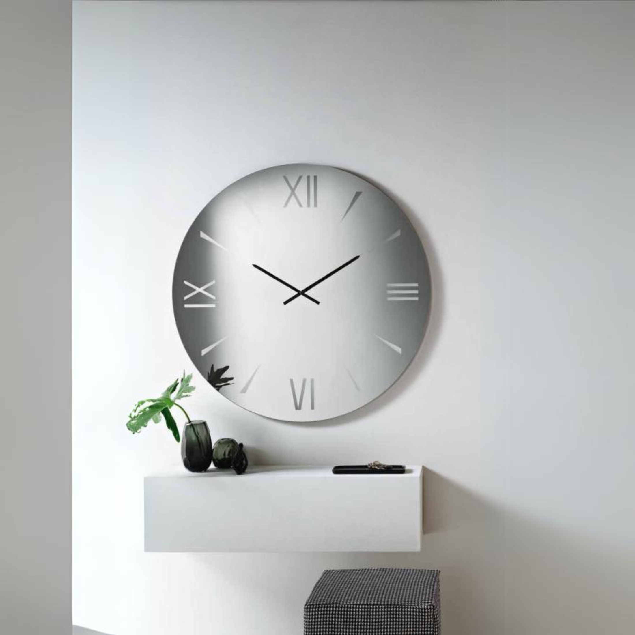 "Lunex" wall clock in mirrored glass with laser-engraved numbers