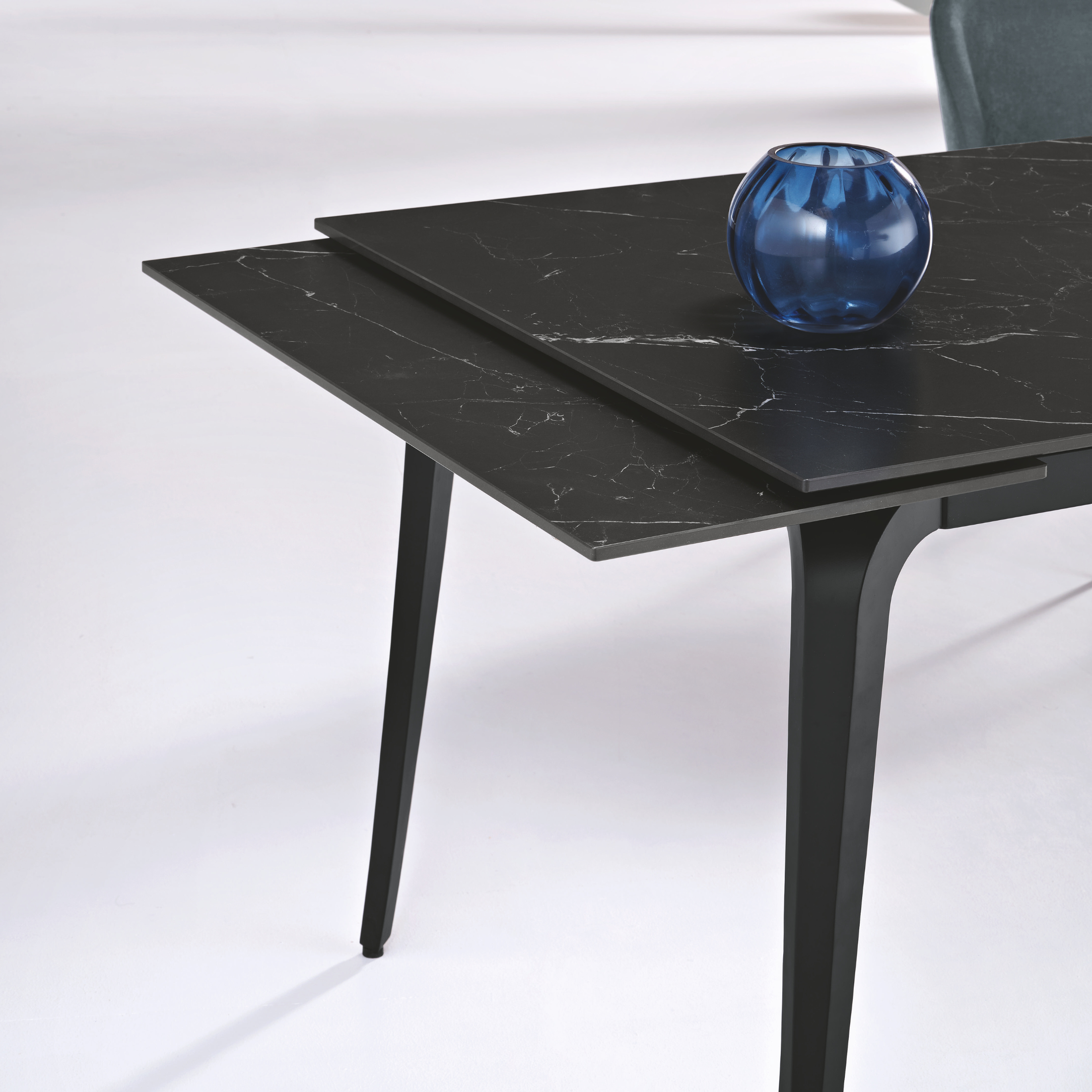 Extendable "Gedy" marble-effect table with two extensions, 160/240x90 cm, 77 cm high.