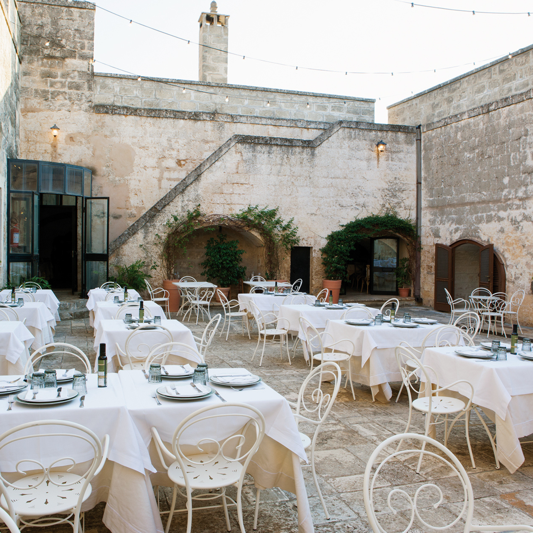 Set of "Mimmo" stackable painted metal garden chairs, 51x52 cm, 89 cm high