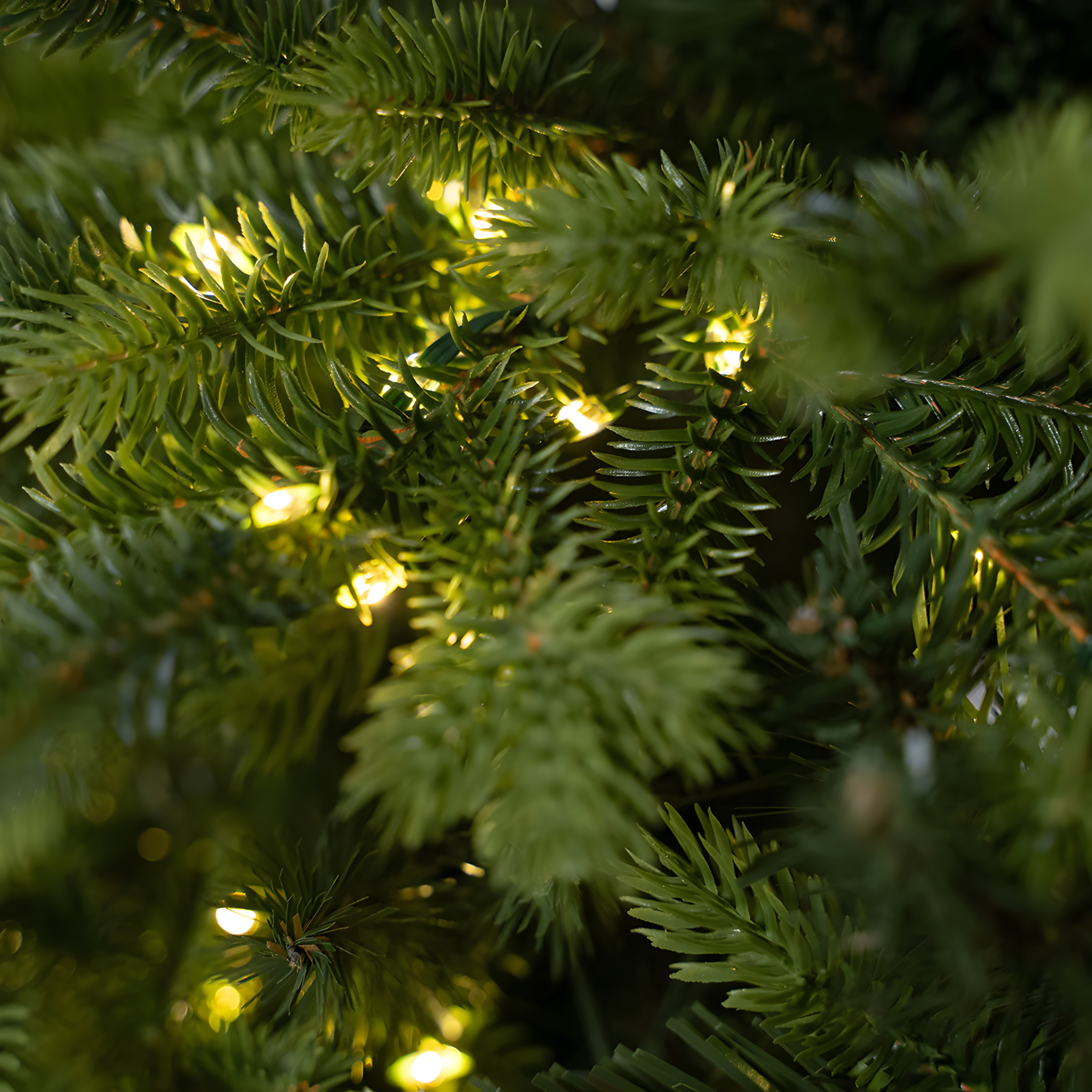 Christmas tree with LEDs and a modern "Italia" trunk in PE with a Real Touch effect.
