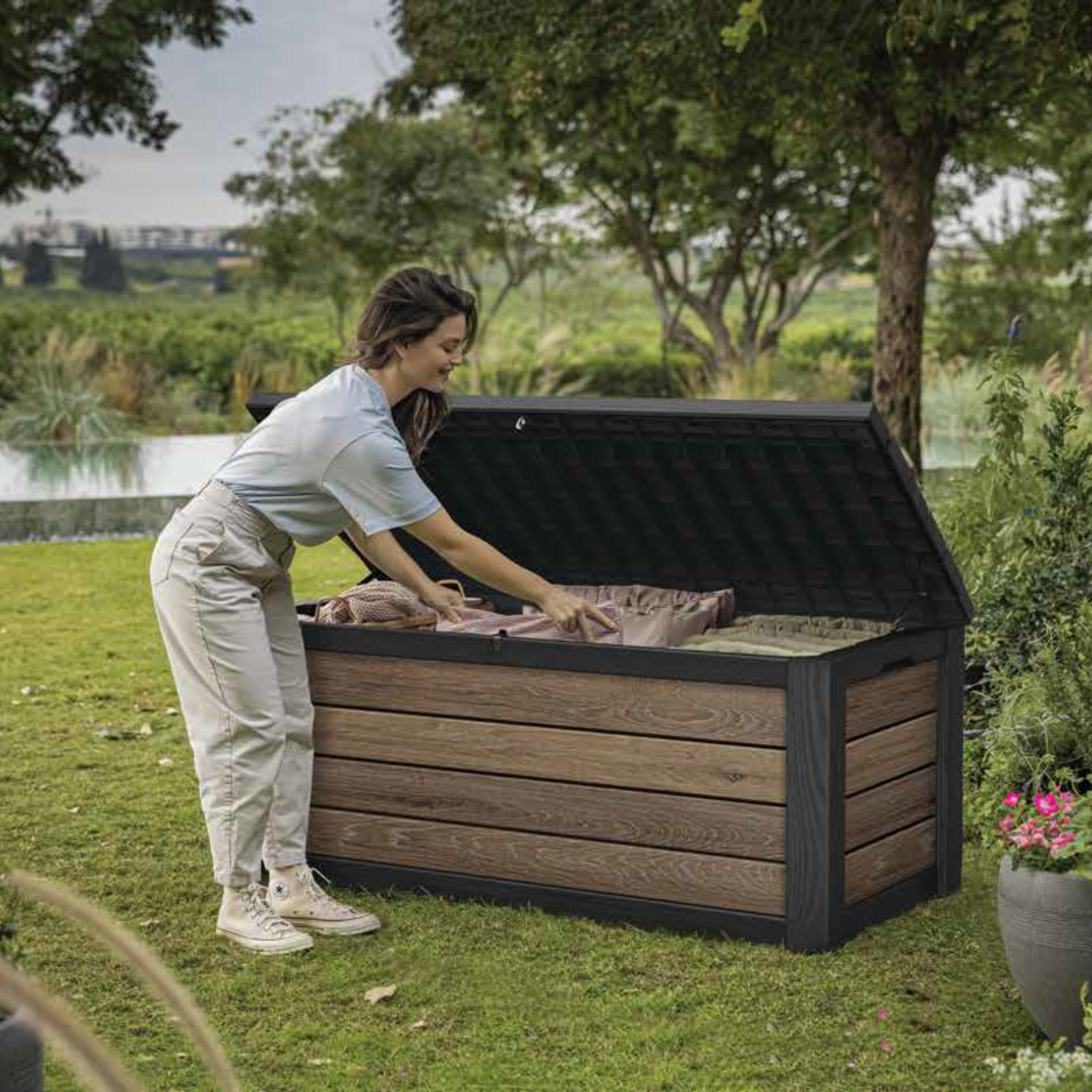 "Betù" garden trunk, brown ash, resistant, 151.7 x 72.5 cm, 70 cm high.