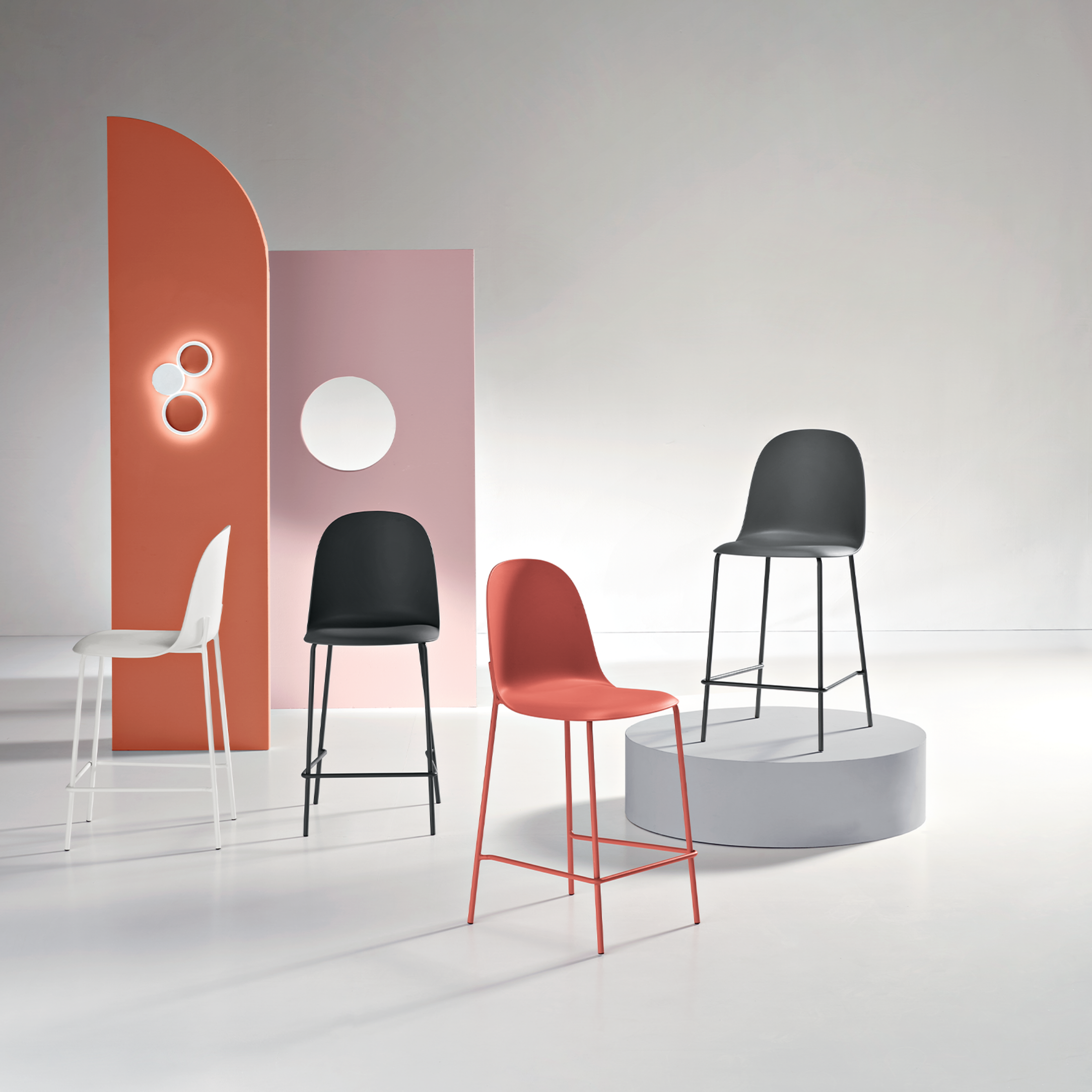 Set of modern "Leandro" stools in polypropylene with metal frame, 45x49 cm, 100 cm high.
