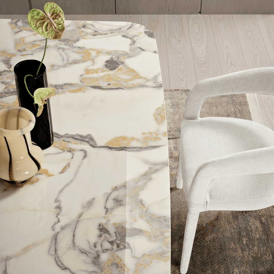 Tavolo fisso da pranzo "Core" con piano in ceramica effetto marmo lucido e base con trafori in metallo verniciato cm 210x110 75h - MondoViro