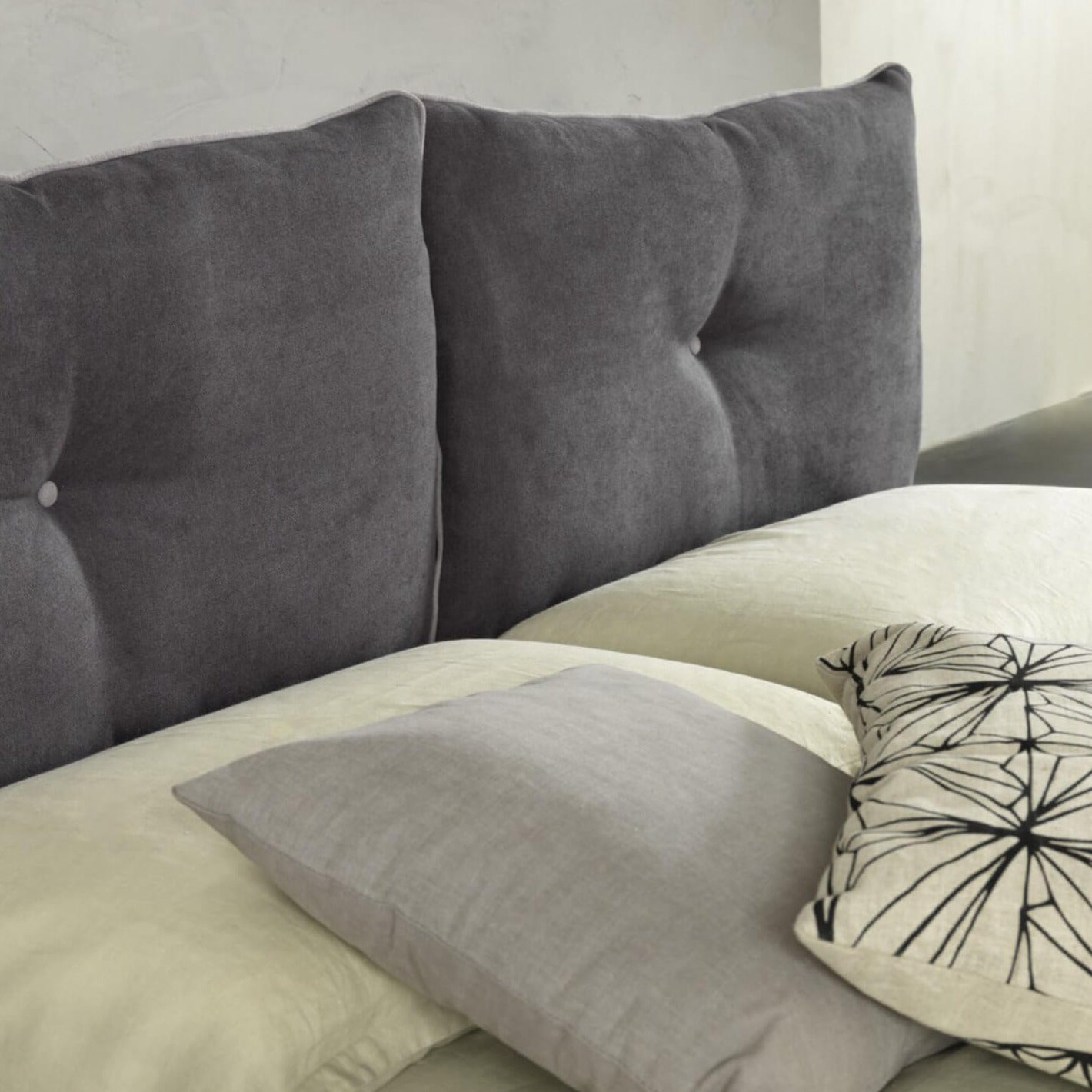 "Milano" storage bed with padded Idro fabric base and modern feet