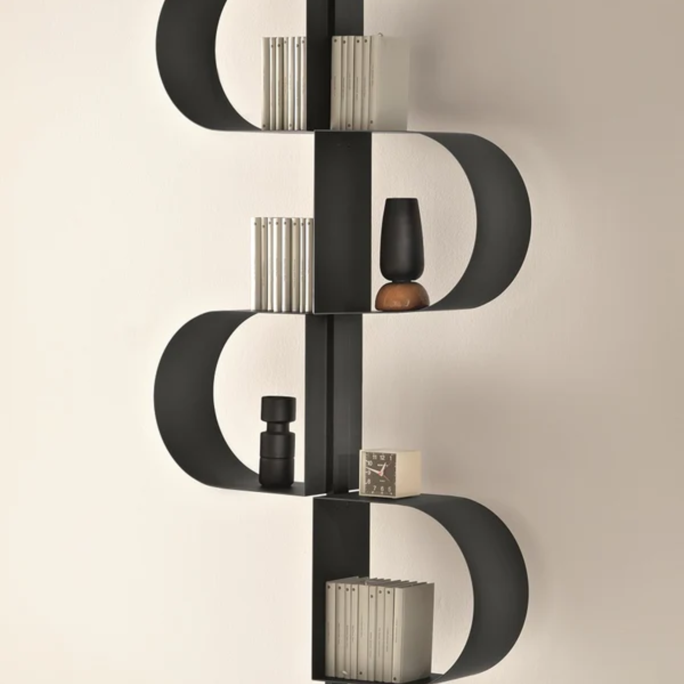 "Trama" vertical bookcase in painted metal with adjustable foot for ceiling mounting