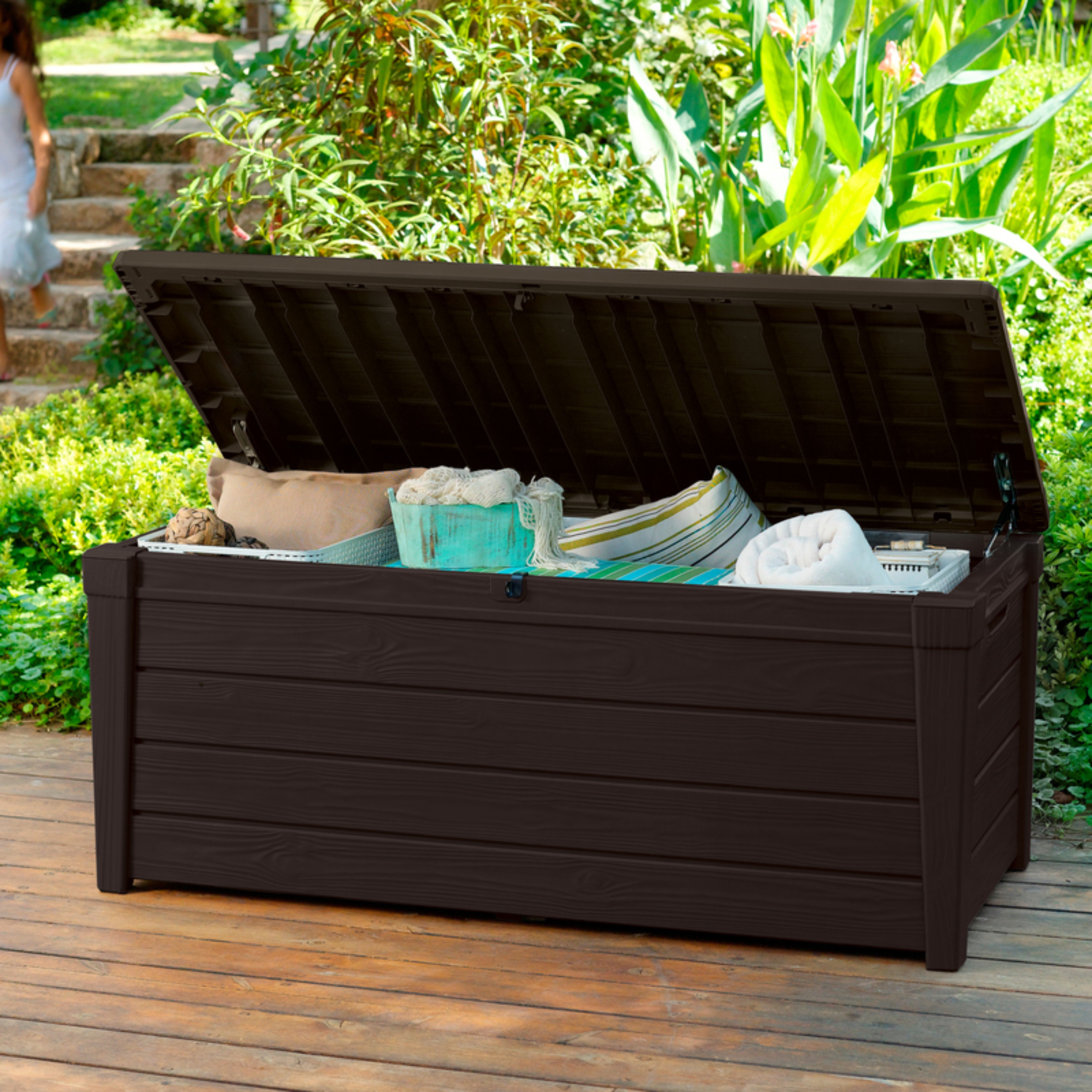 "Bright" large outdoor trunk in wood-effect resin, 145x69.7 cm, 60.3 cm high