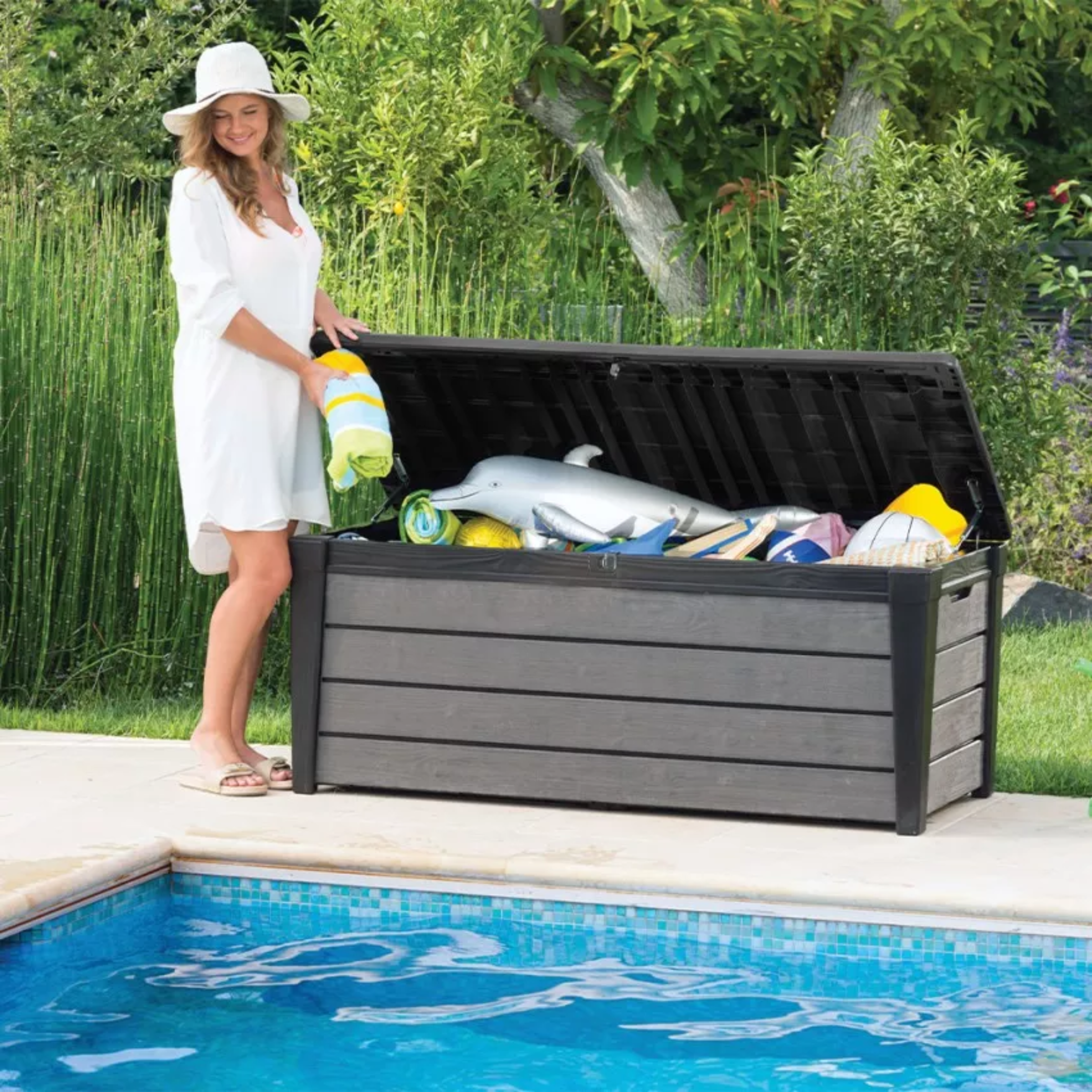 "Brush" large outdoor trunk in wood-effect resin, 145x69.7 cm, 60.3 cm high