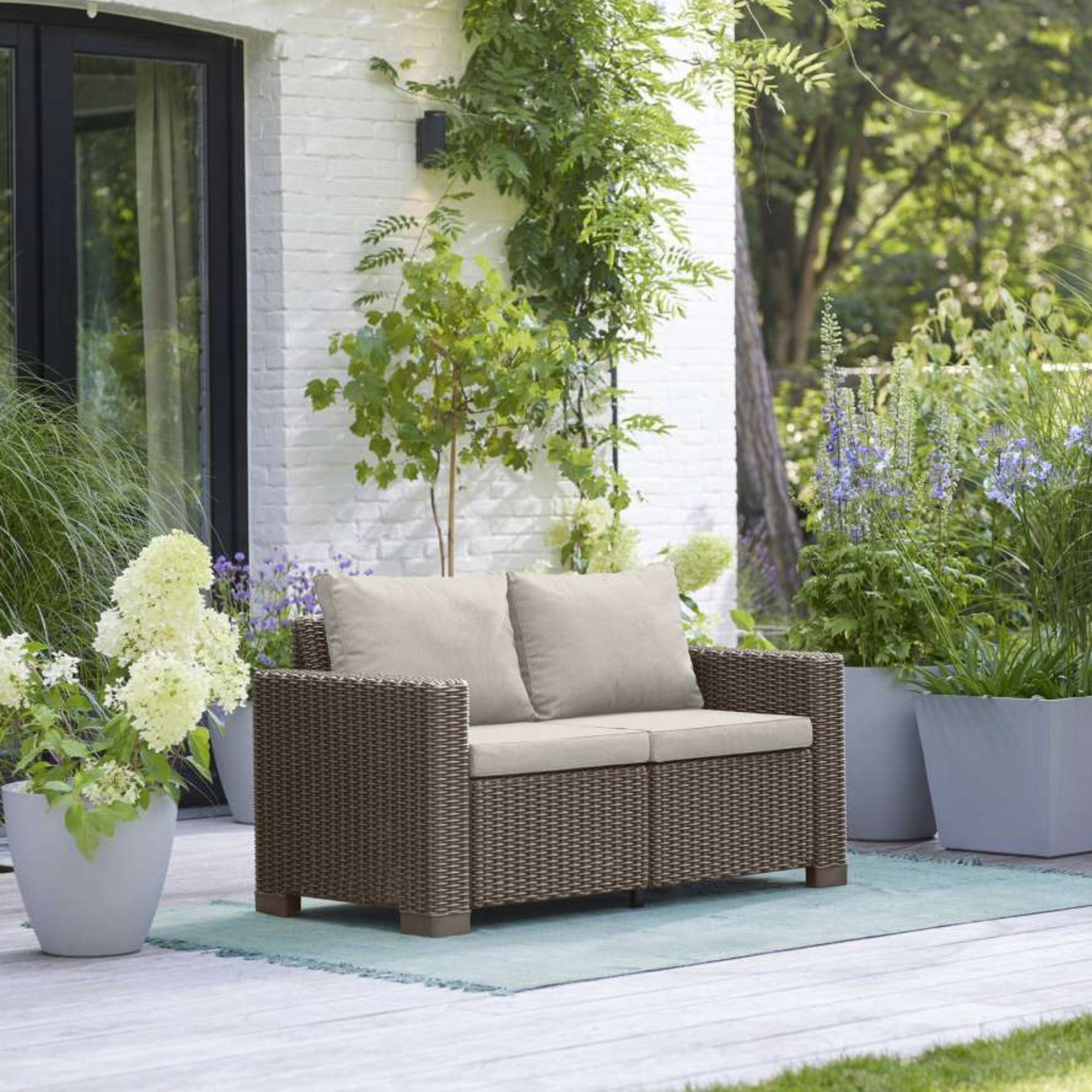 Divano 2 posti in resina "California" effetto rattan con cuscini cm 141x68 72h