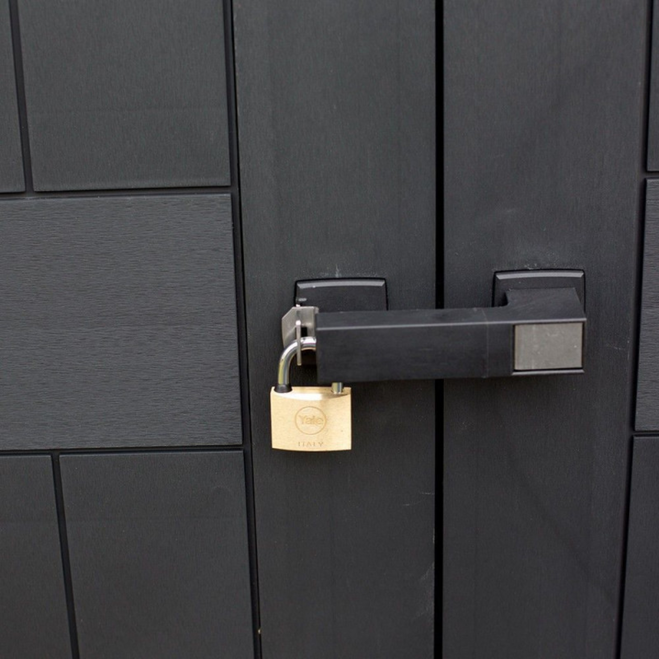 "Outdoor" garden shed with resin floor and side window