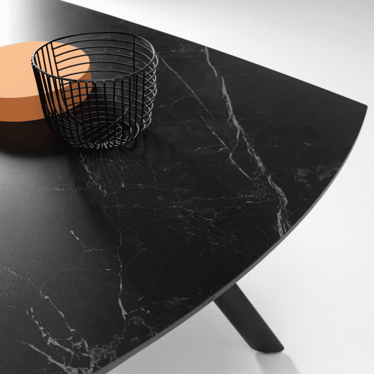 Tavolo allungabile "Igor" con piano in pietra effetto marmo cm 140x90 76h - MondoViro