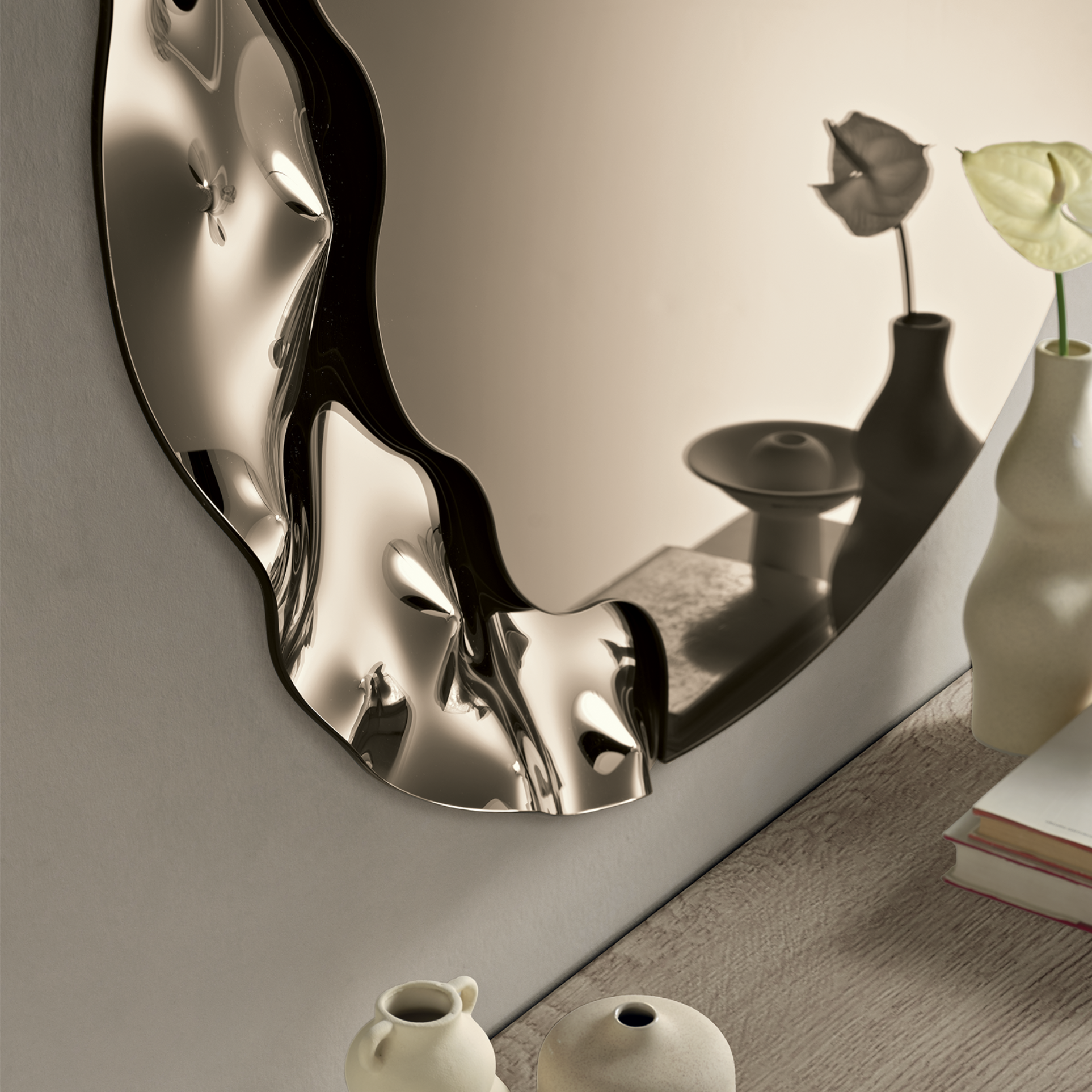 Specchio sagomato "Eterea" con inserto in vetro mosso