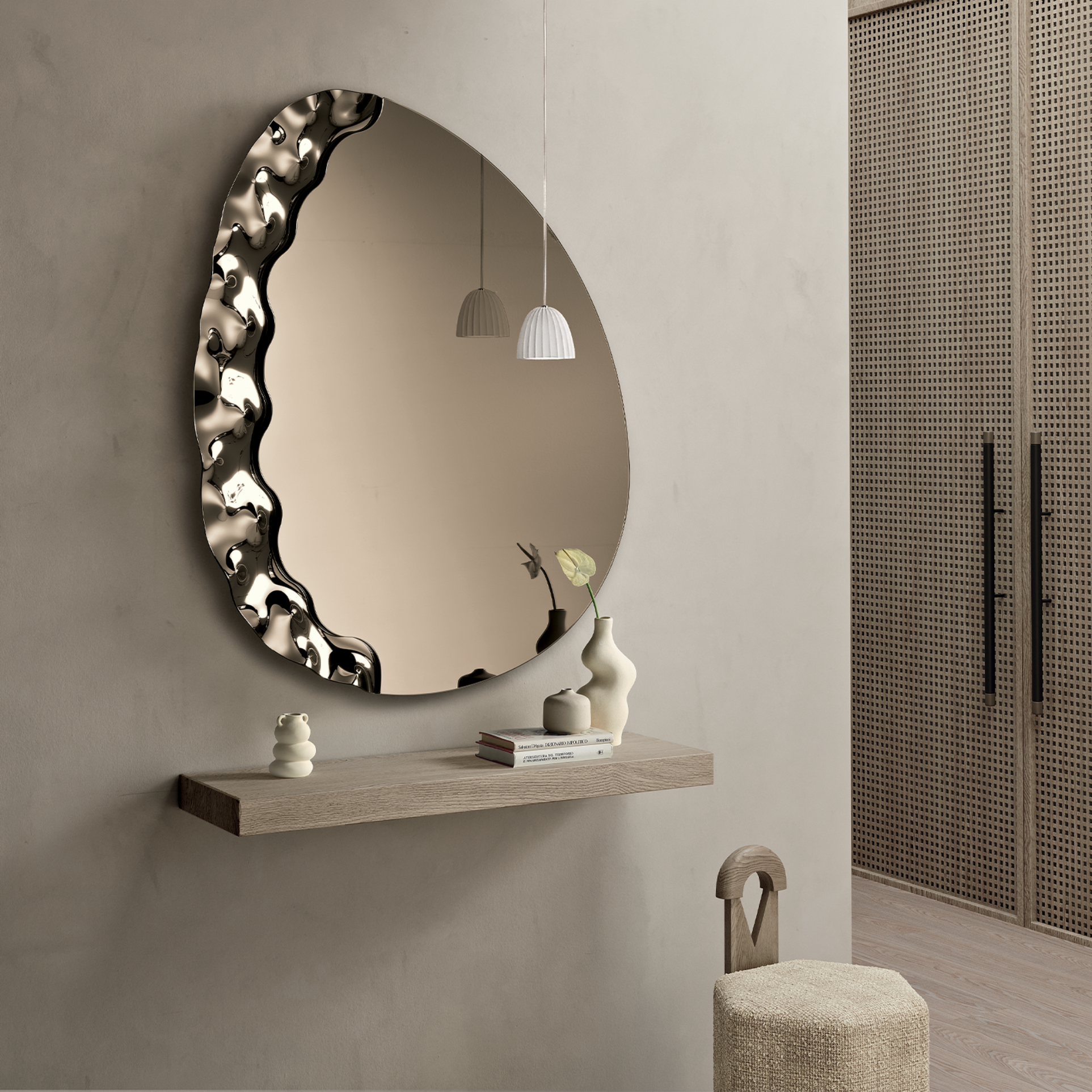 Specchio sagomato "Eterea" con inserto in vetro mosso