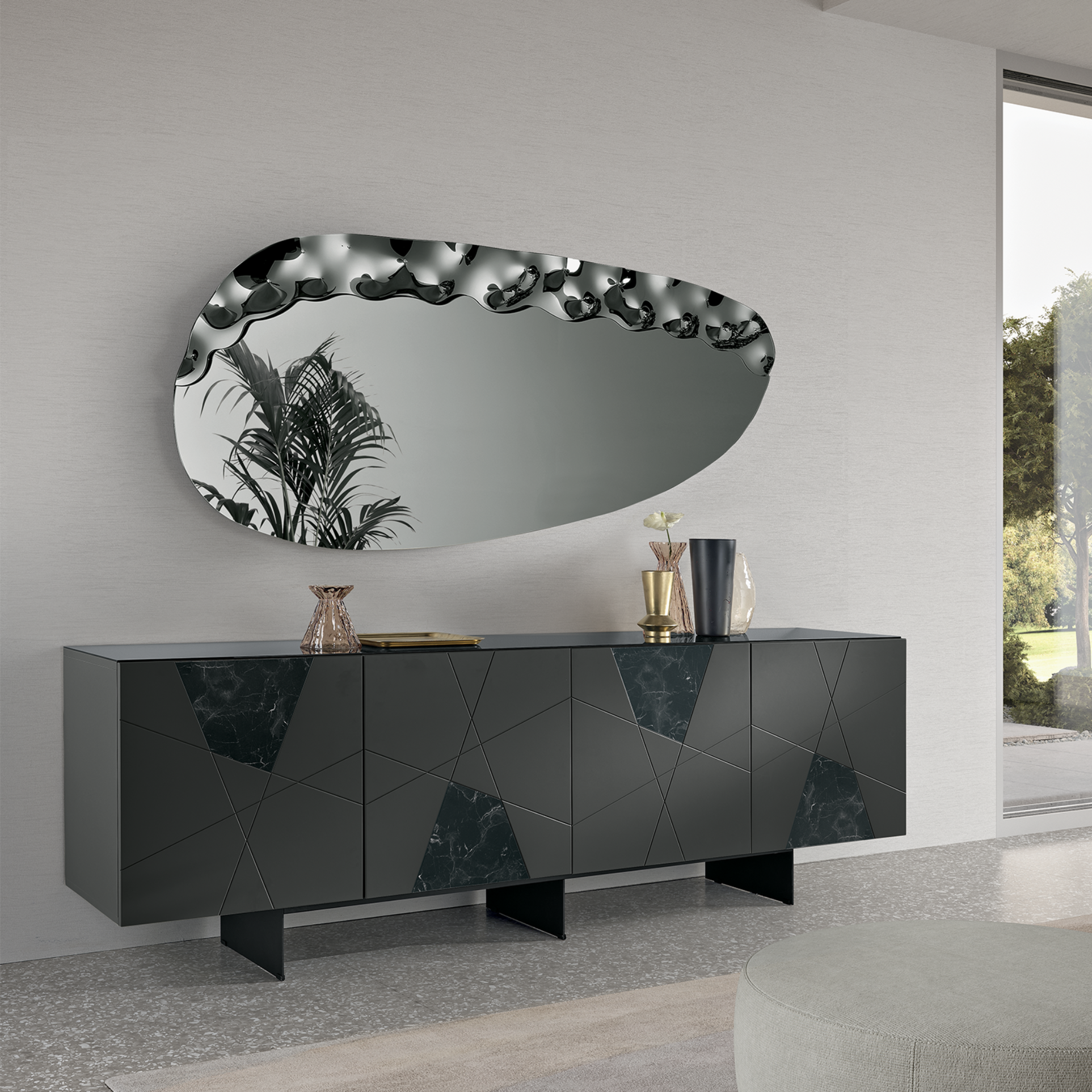 Specchio sagomato "Eterea" con inserto in vetro mosso