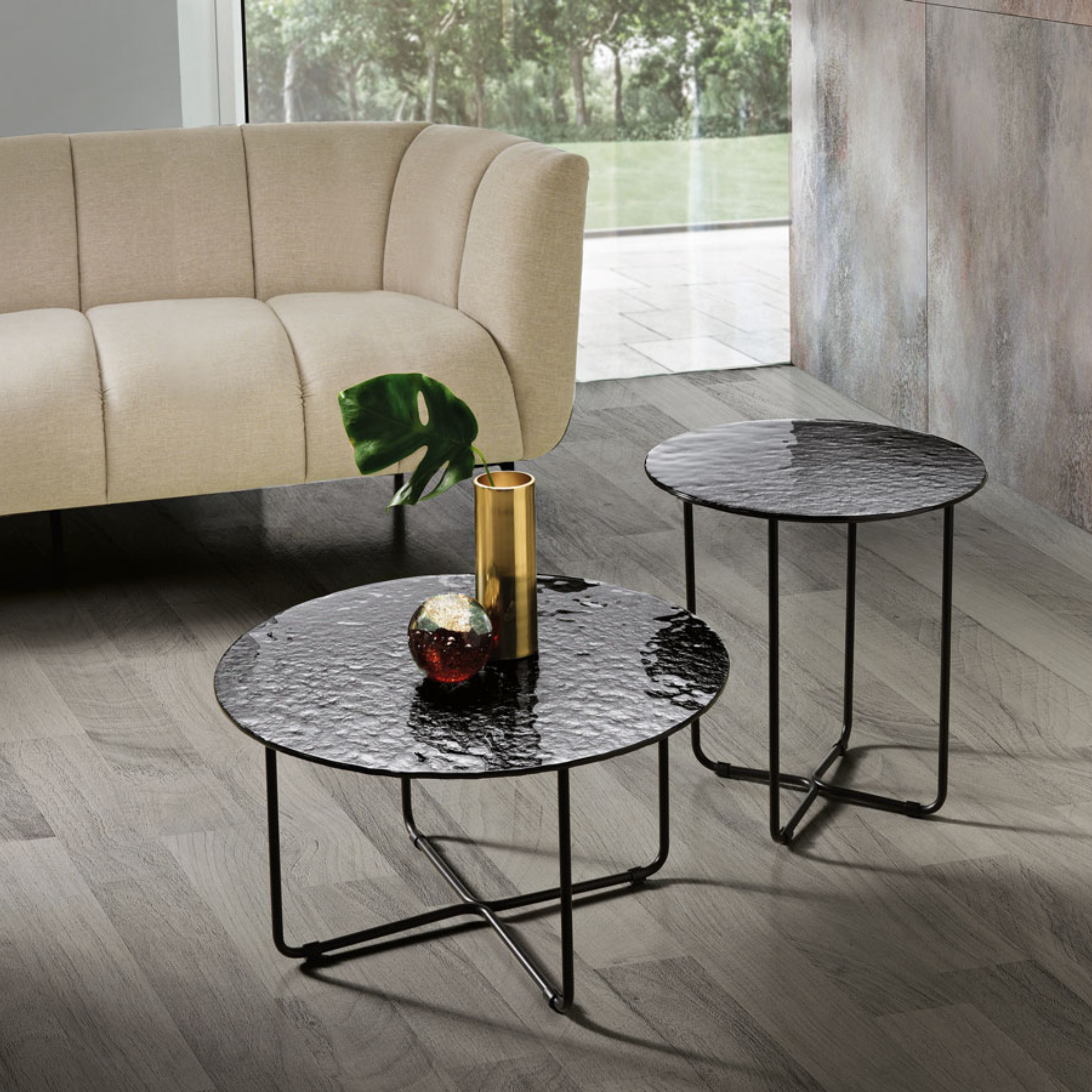 Round coffee table "Jimbo" with black painted metal base