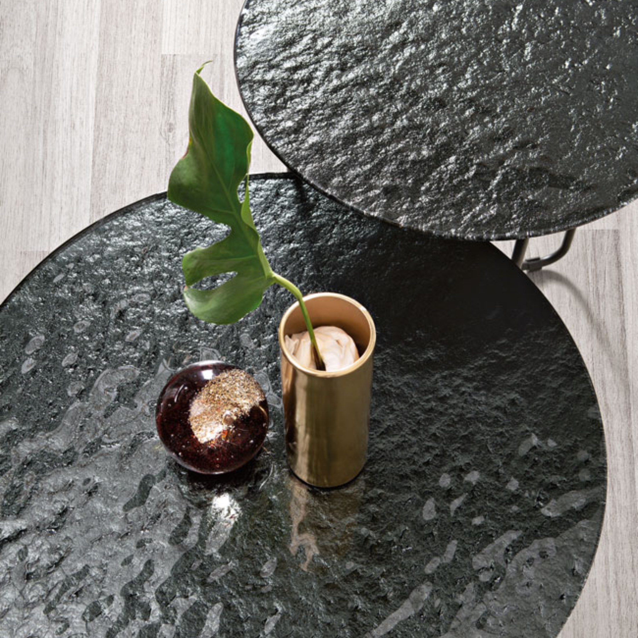 Round coffee table "Jimbo" with black painted metal base