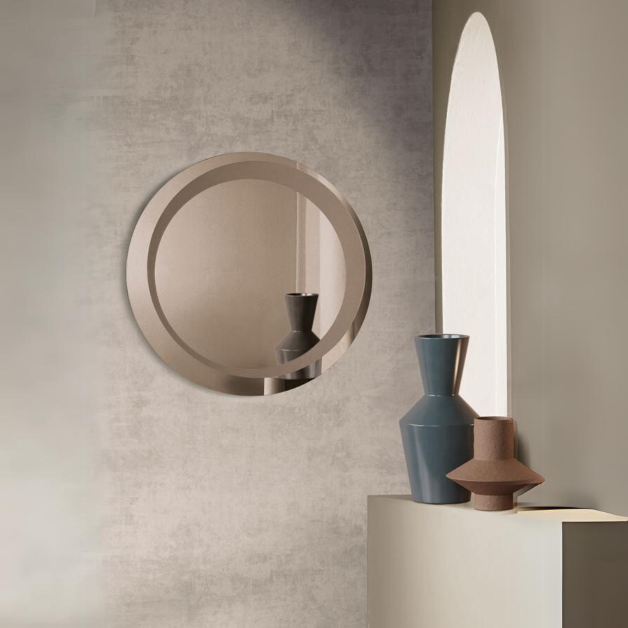 Round "Malaga" wall mirror with elegant sandblasted decoration