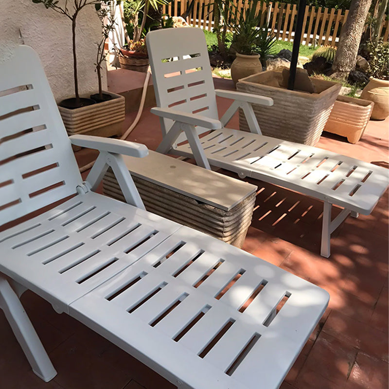 Lettino prendisole in resina con schienale reclinabile per piscina e giardino