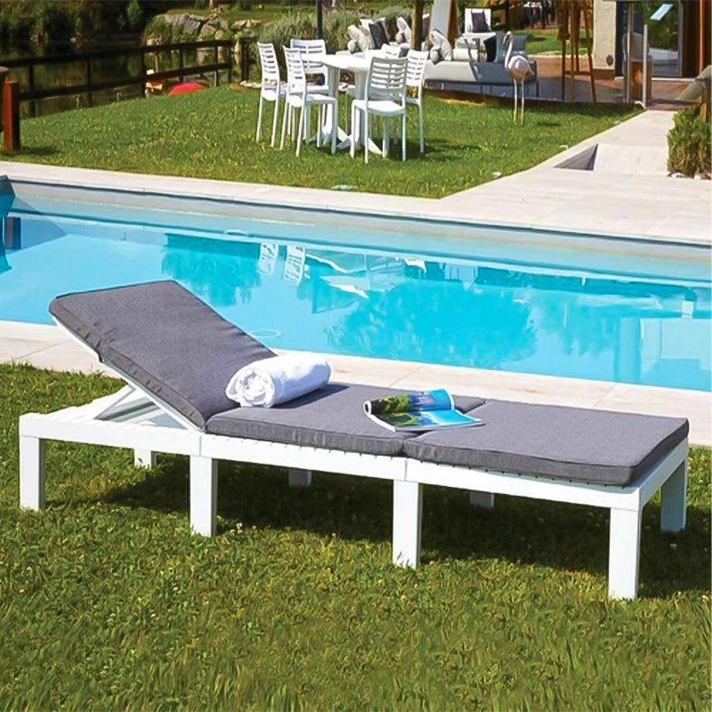 Lettino prendisole in resina con schienale reclinabile per piscina e giardino