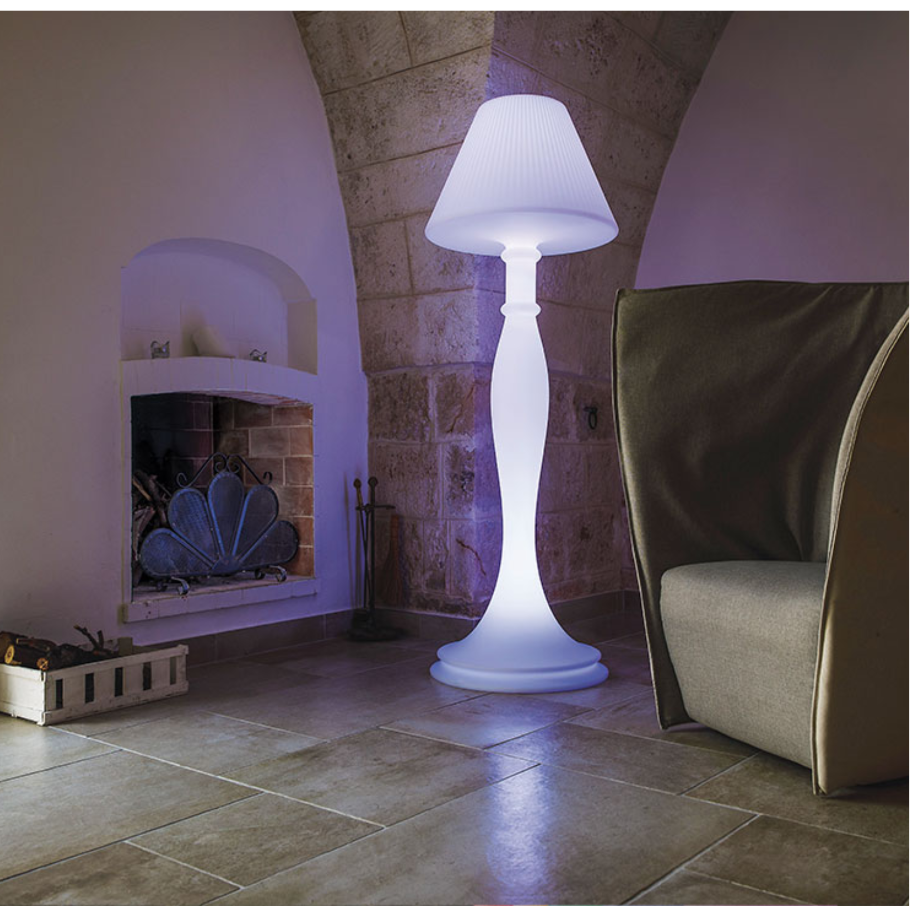 Piantana Led RGB in resina Eva con telecomando per giardino cm h180