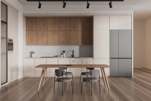 Guida definitiva per abbinare un tavolo antico con sedie moderne