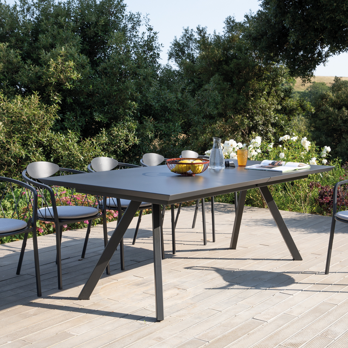 Extendable table in painted metal 