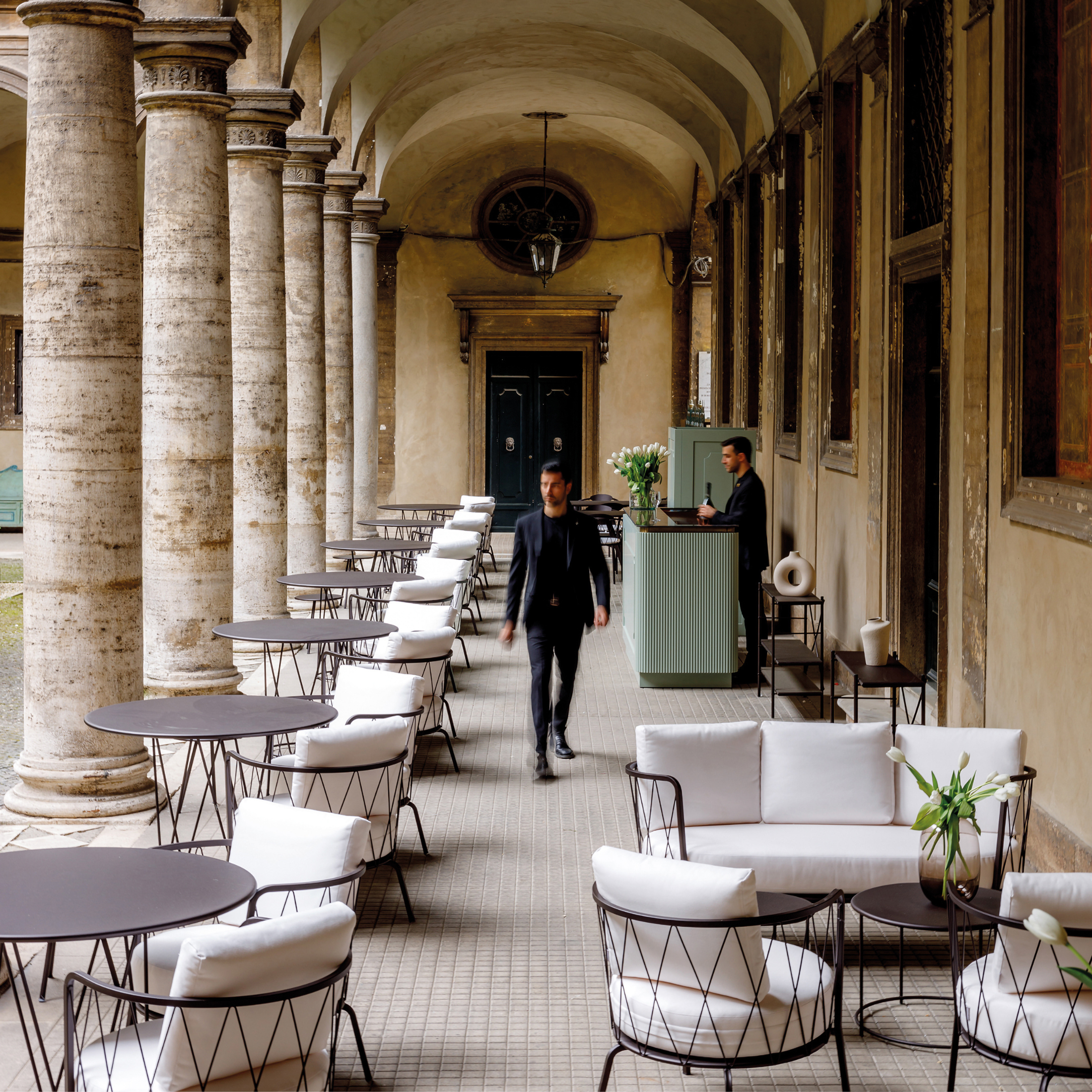 "Daisy6" round dismountable garden table in galvanized metal with pedestal