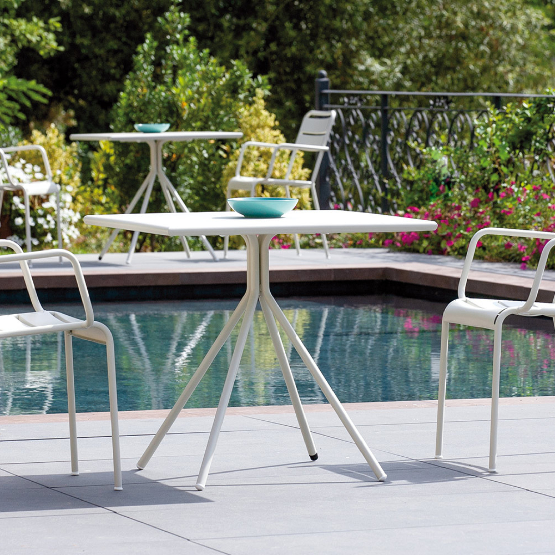 "Twist19" square galvanized metal table for bars and gardens, height 75 cm