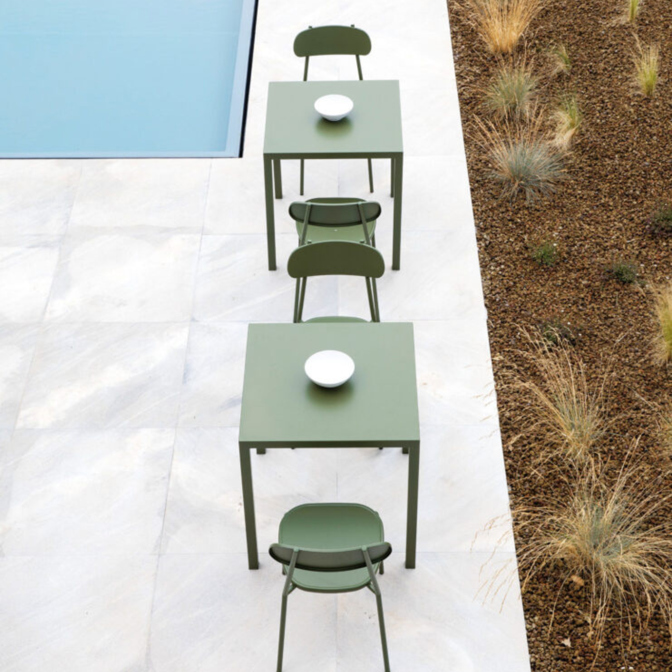 Set of stackable "Fox" garden chairs in painted metal, 45x53 cm, 84h