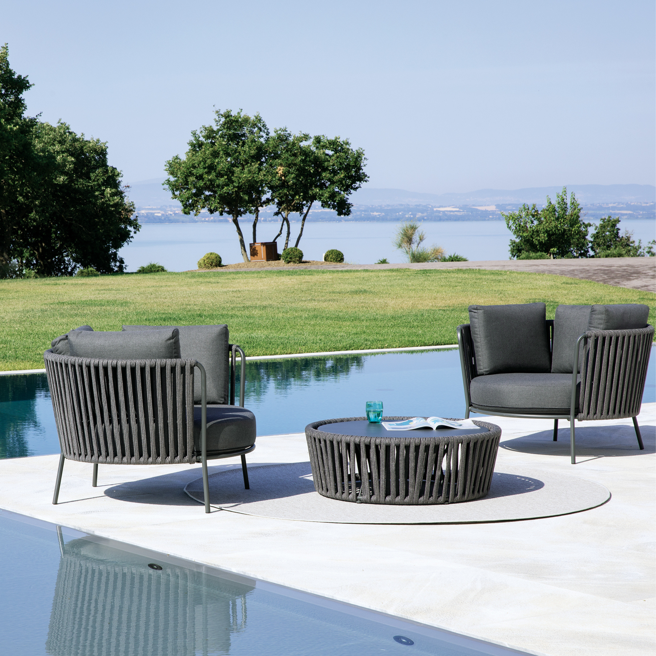 "Daisy Rope" pouf coffee table in rope and stainless steel, low garden table, 90x90 cm, 45 cm high