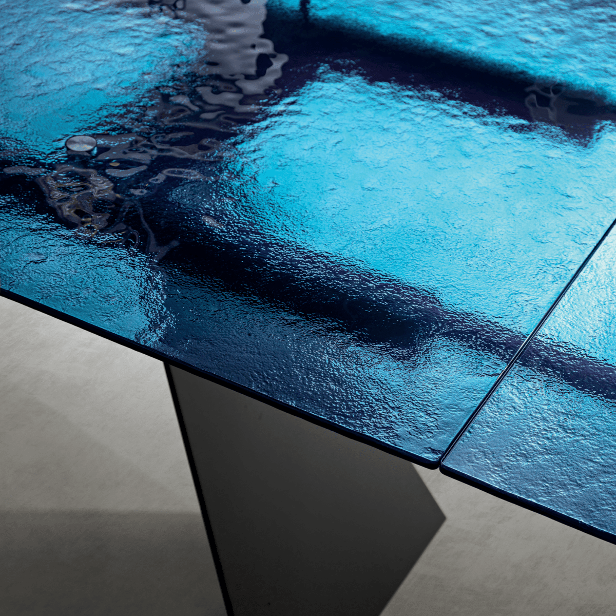 Tavolo allungabile da pranzo "Rubino" con piano in vetro martellato - MondoViro