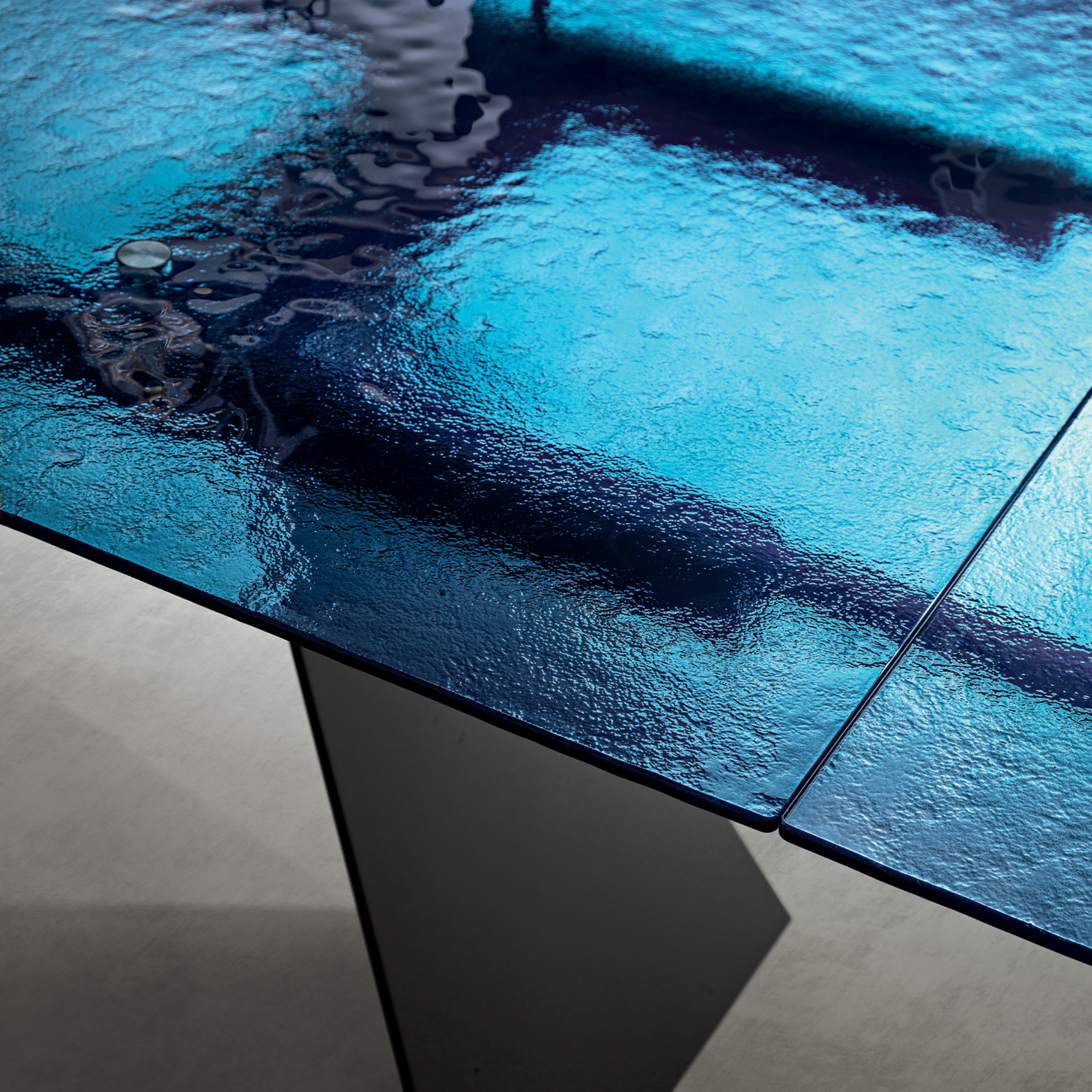 "Rubino" extendable dining table with hammered glass top