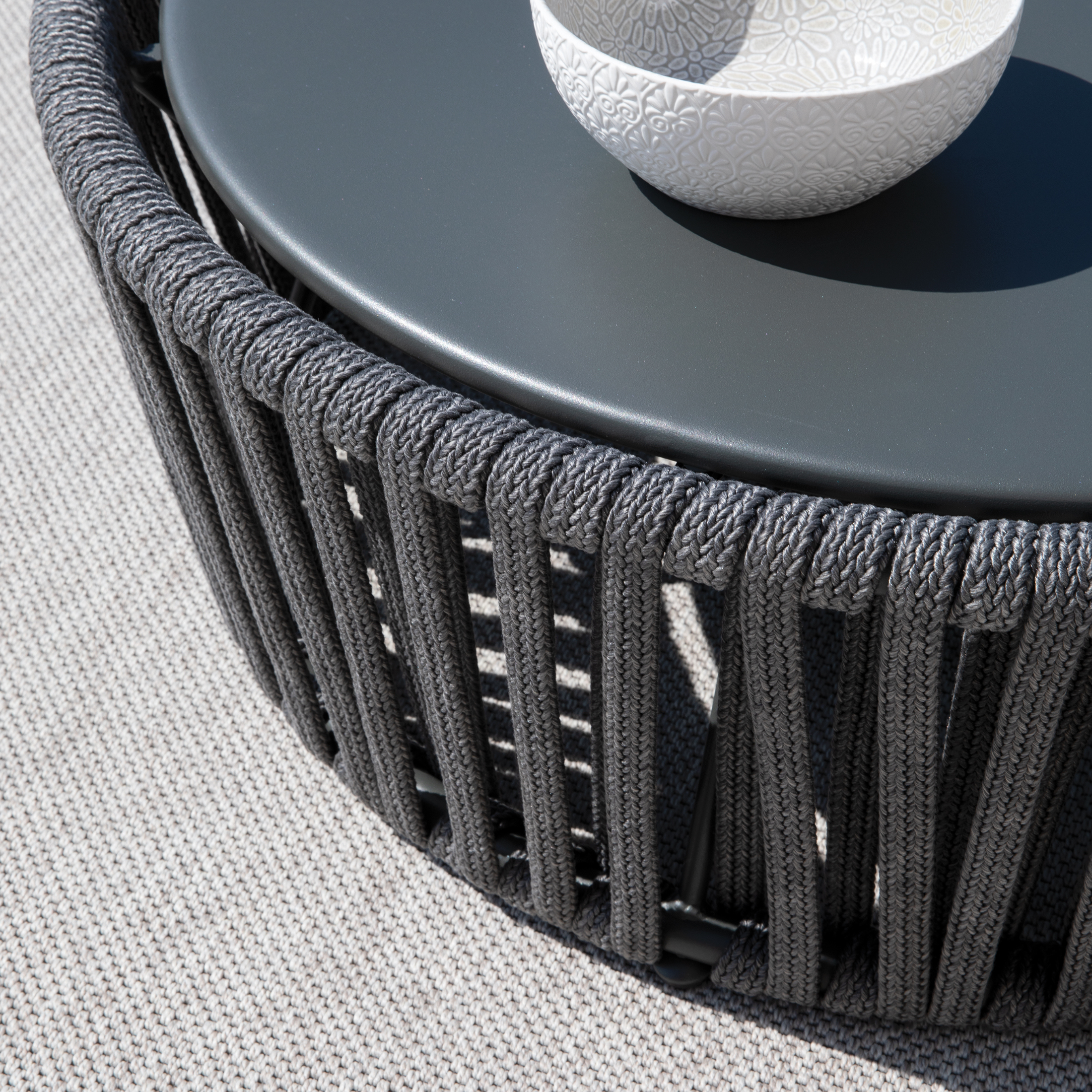 "Daisy Rope" pouf coffee table in rope and stainless steel, low garden table, 90x90 cm, 45 cm high