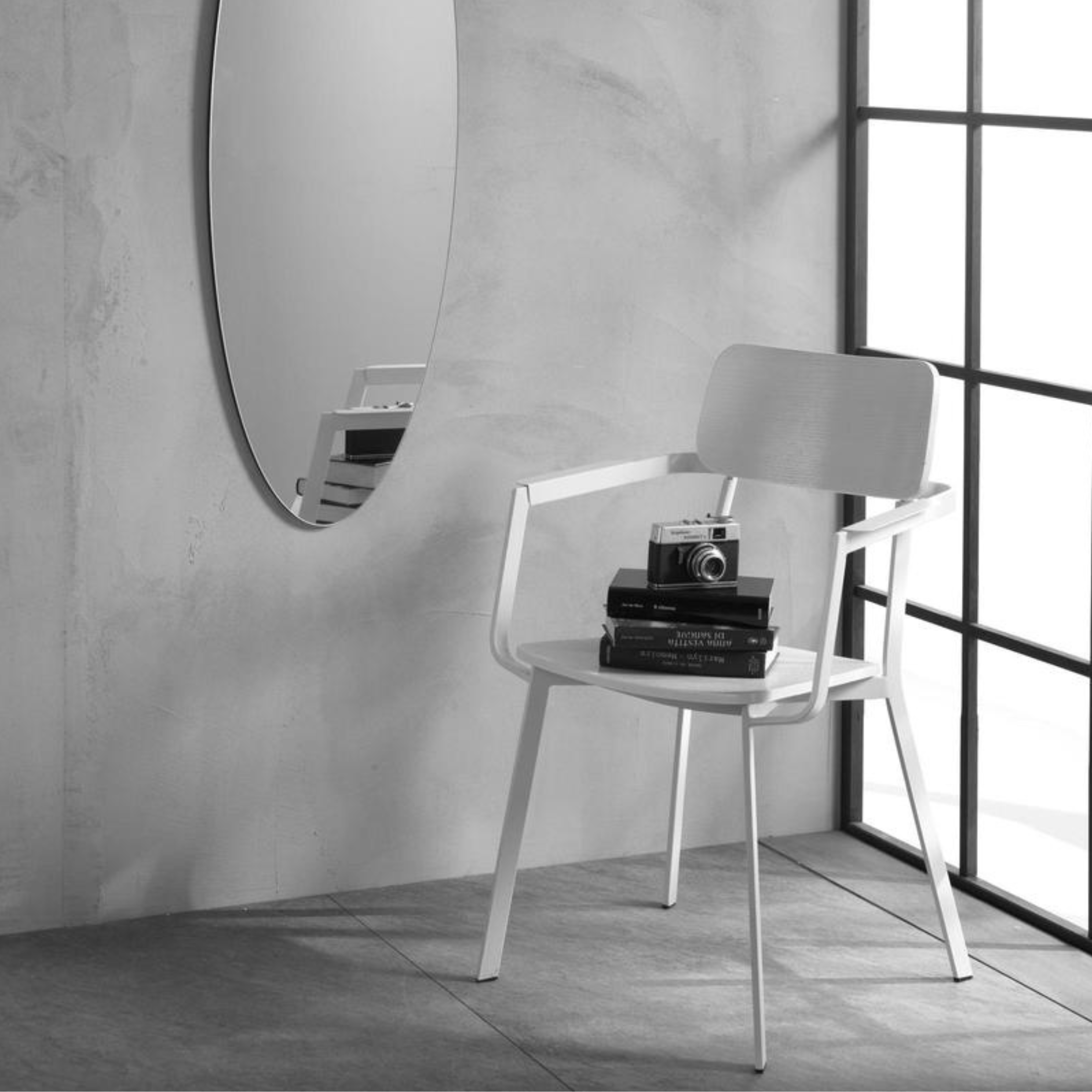 Set of modern white chairs in lacquered wood "Estia" with armrests and metal frame cm 51.5x61 82h