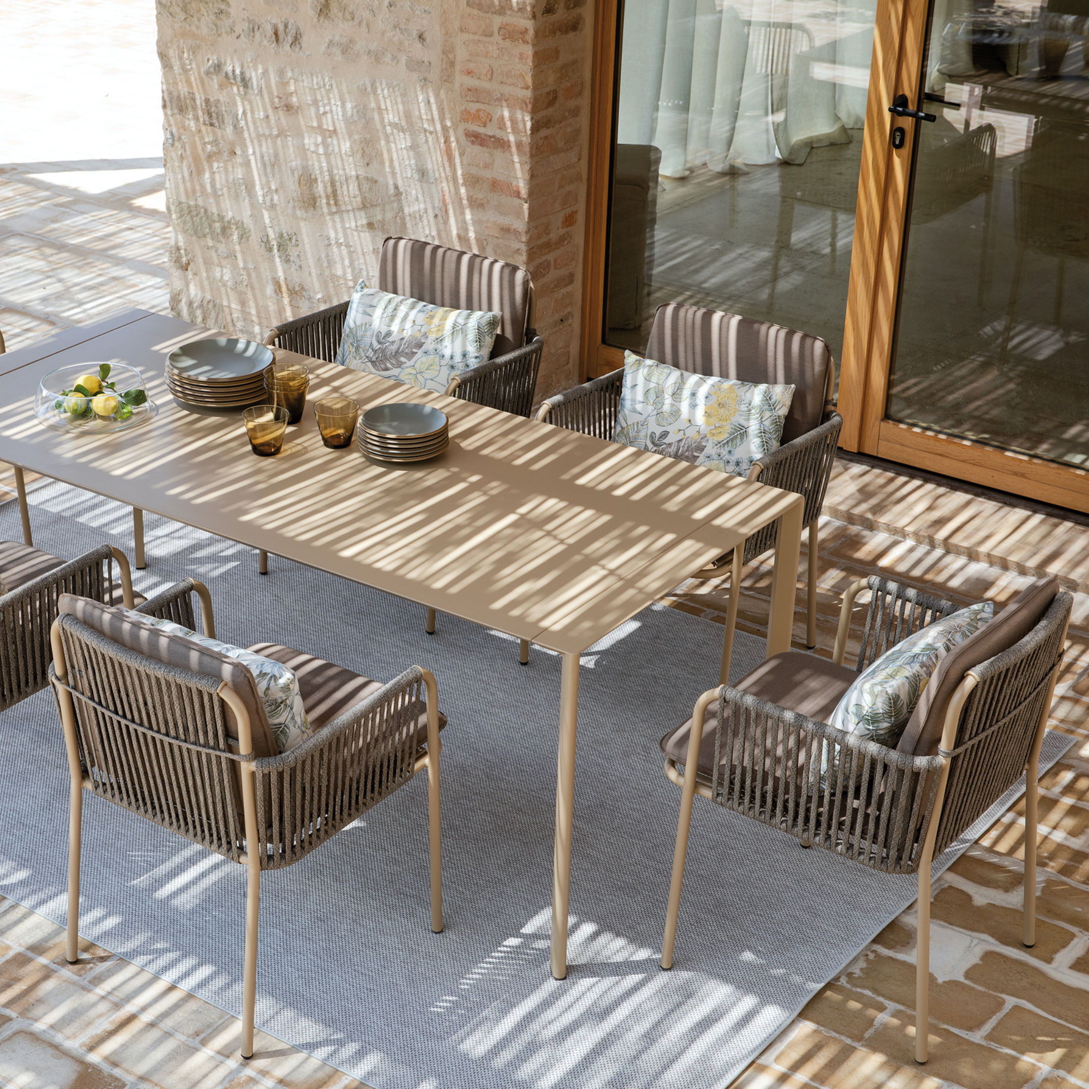 Set of 2 stackable lounge chairs with "Key West" rope cushion and backrest