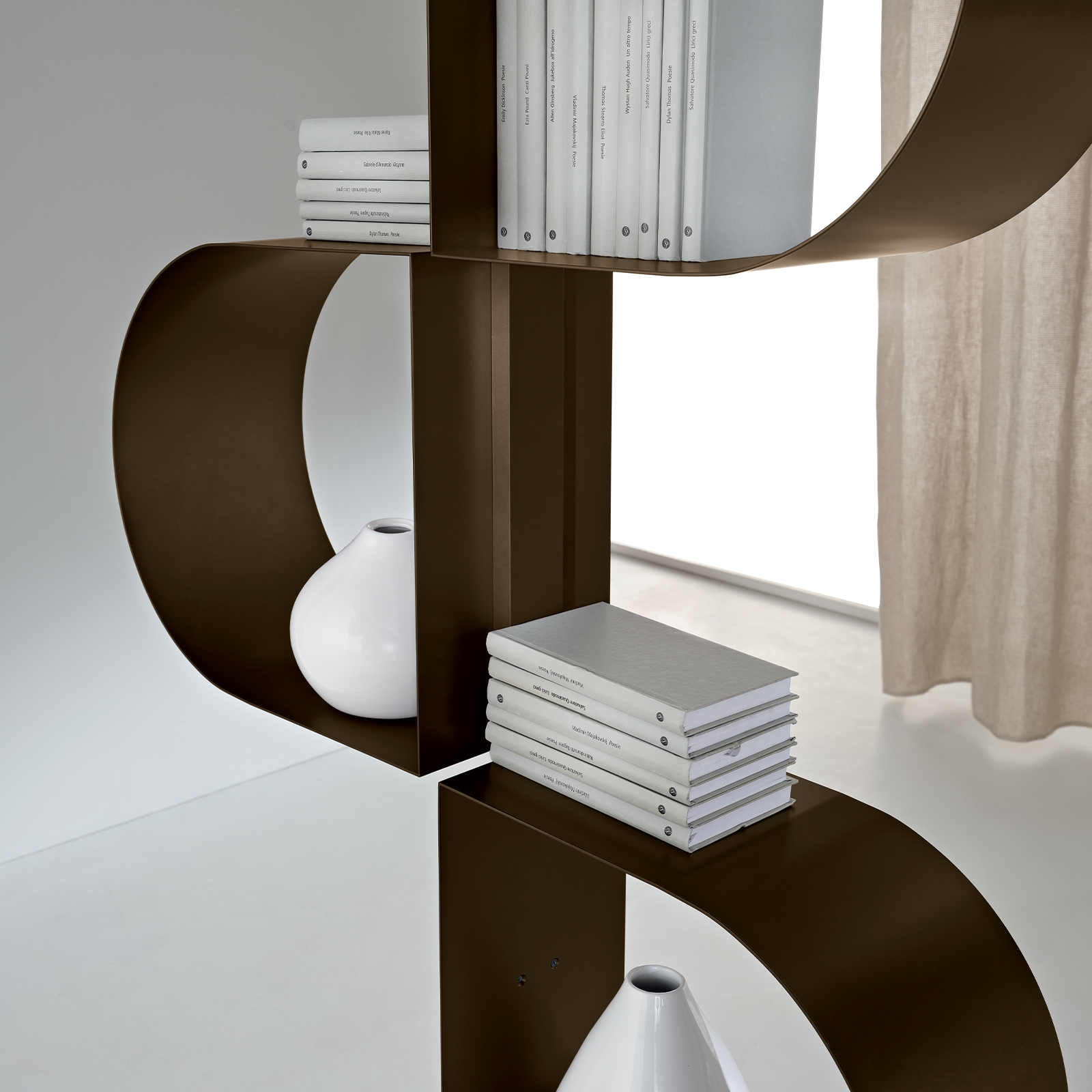 "Trama" vertical bookcase in painted metal with adjustable foot for ceiling mounting