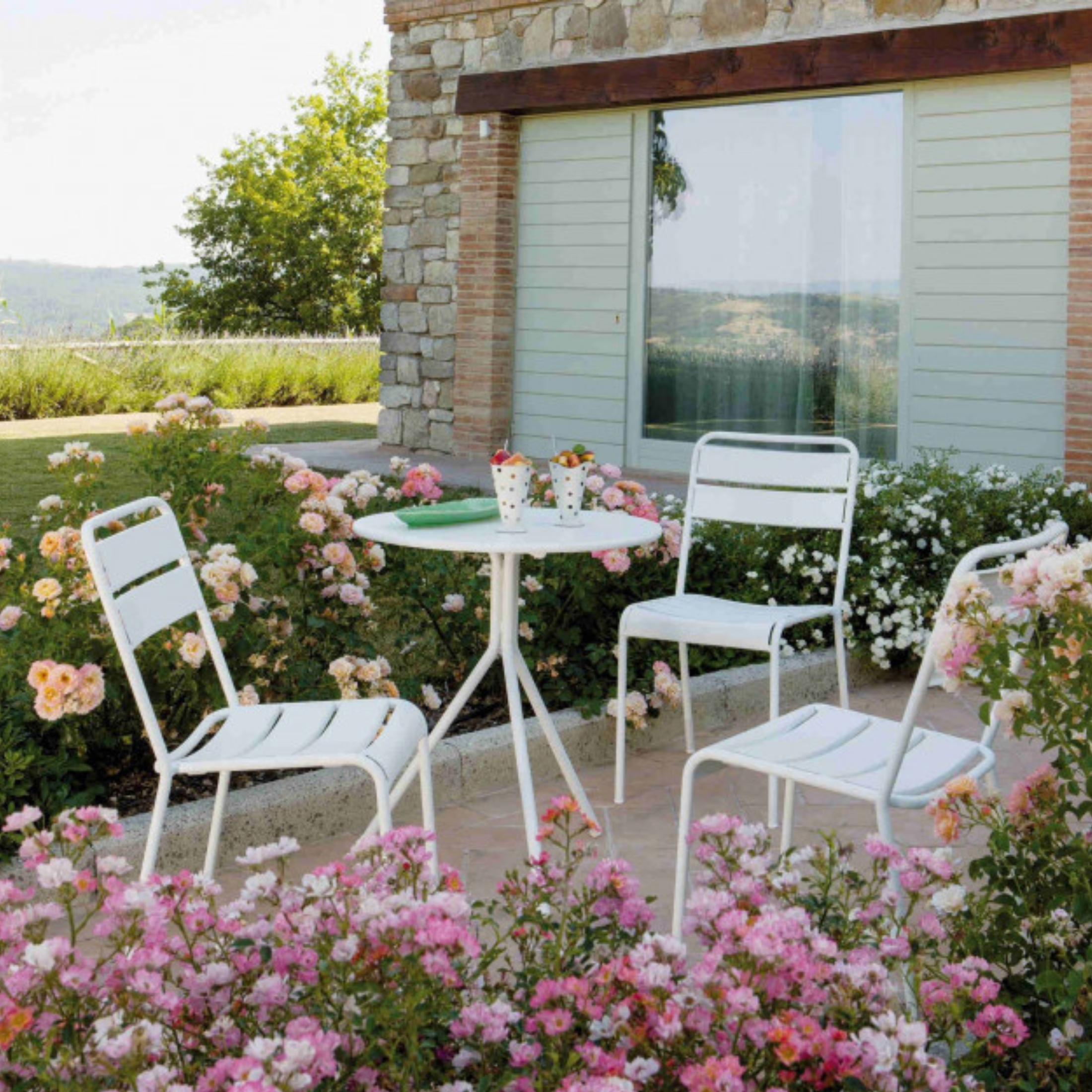 Set of modern and stackable "Twist" painted metal garden chairs, 45x57 cm, 86 cm high.