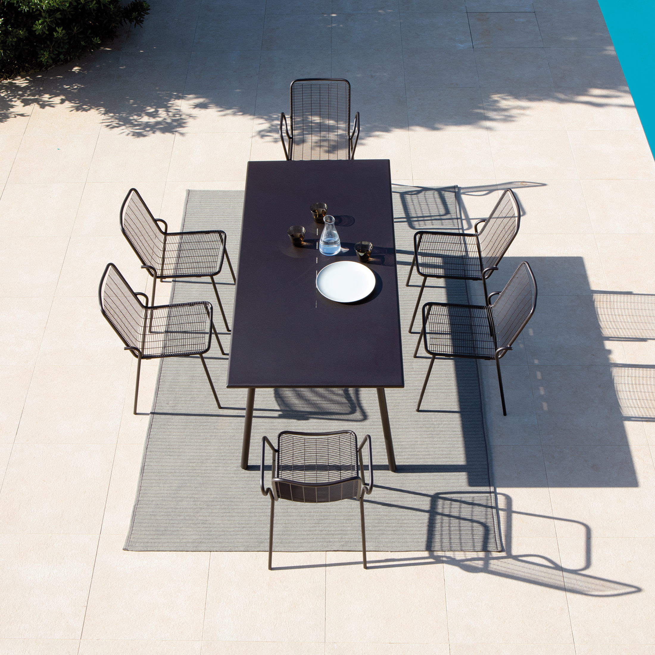 "Roma1" fixed painted metal table for modern garden