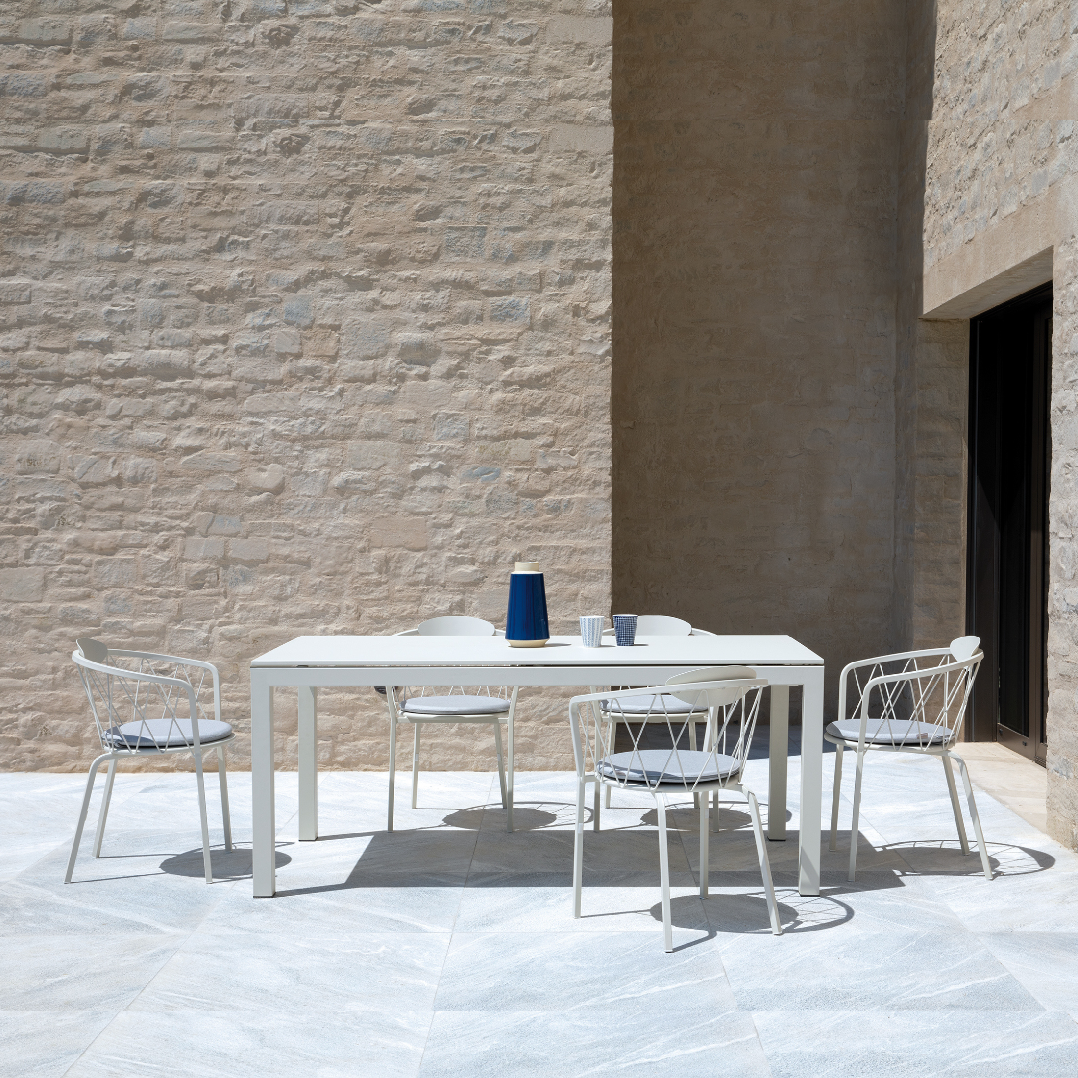 Extendable "Extia" painted metal garden table for modern use