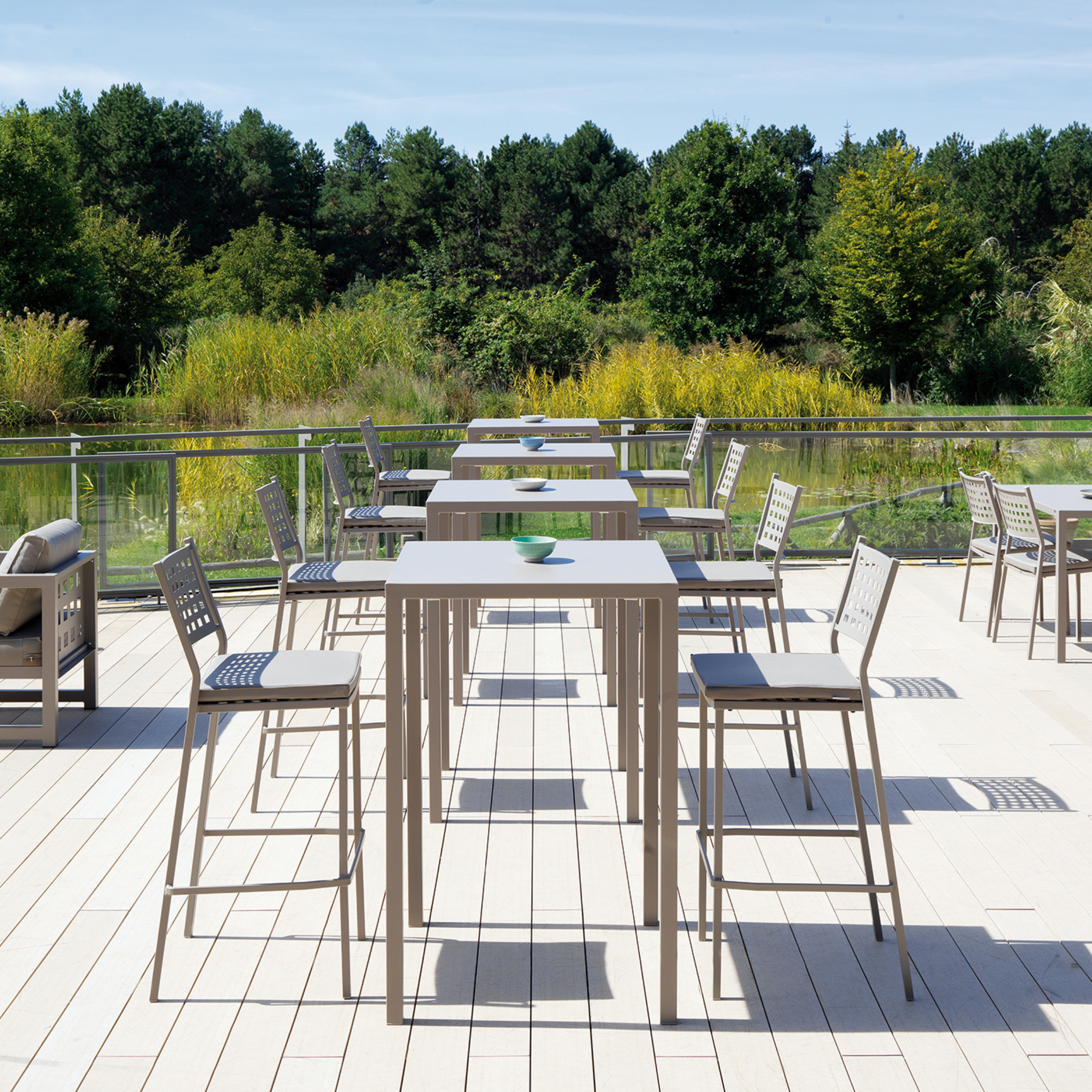 "Quatris" high square table in painted metal for modern bars and gardens