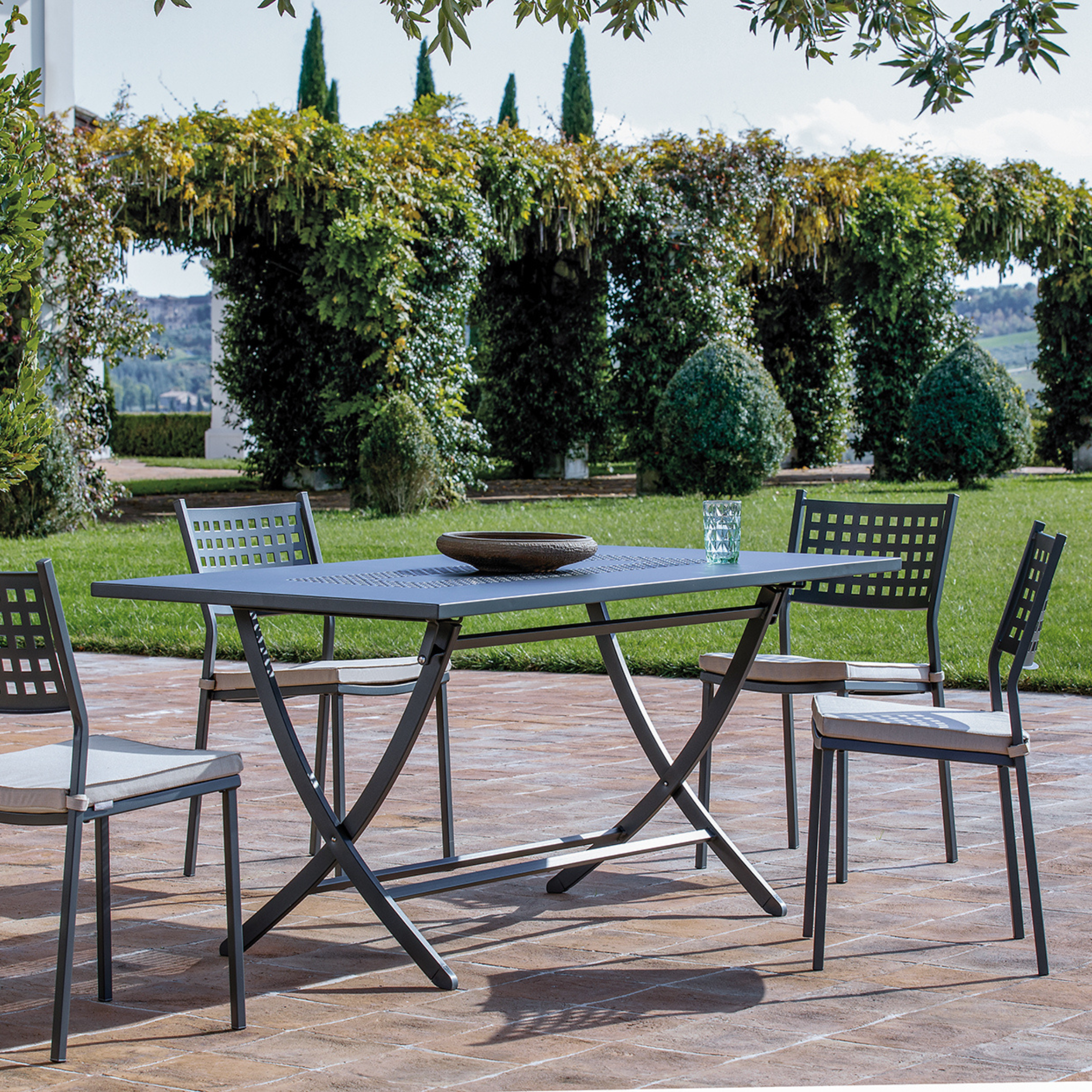 "Vegas" folding rectangular garden table in galvanized metal, 75 cm high.