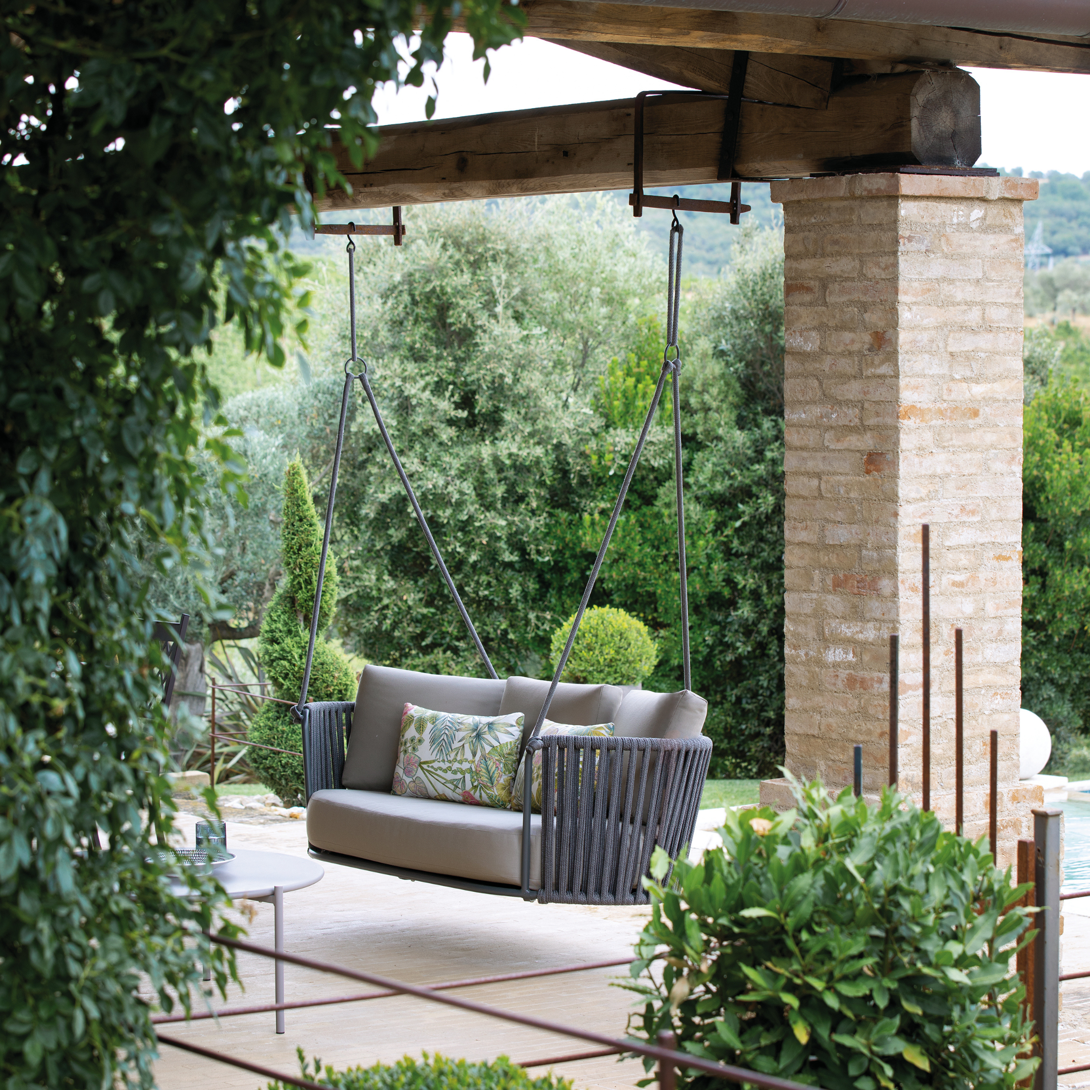 "Daisy Rope" modern garden hanging chair in rope and painted stainless steel