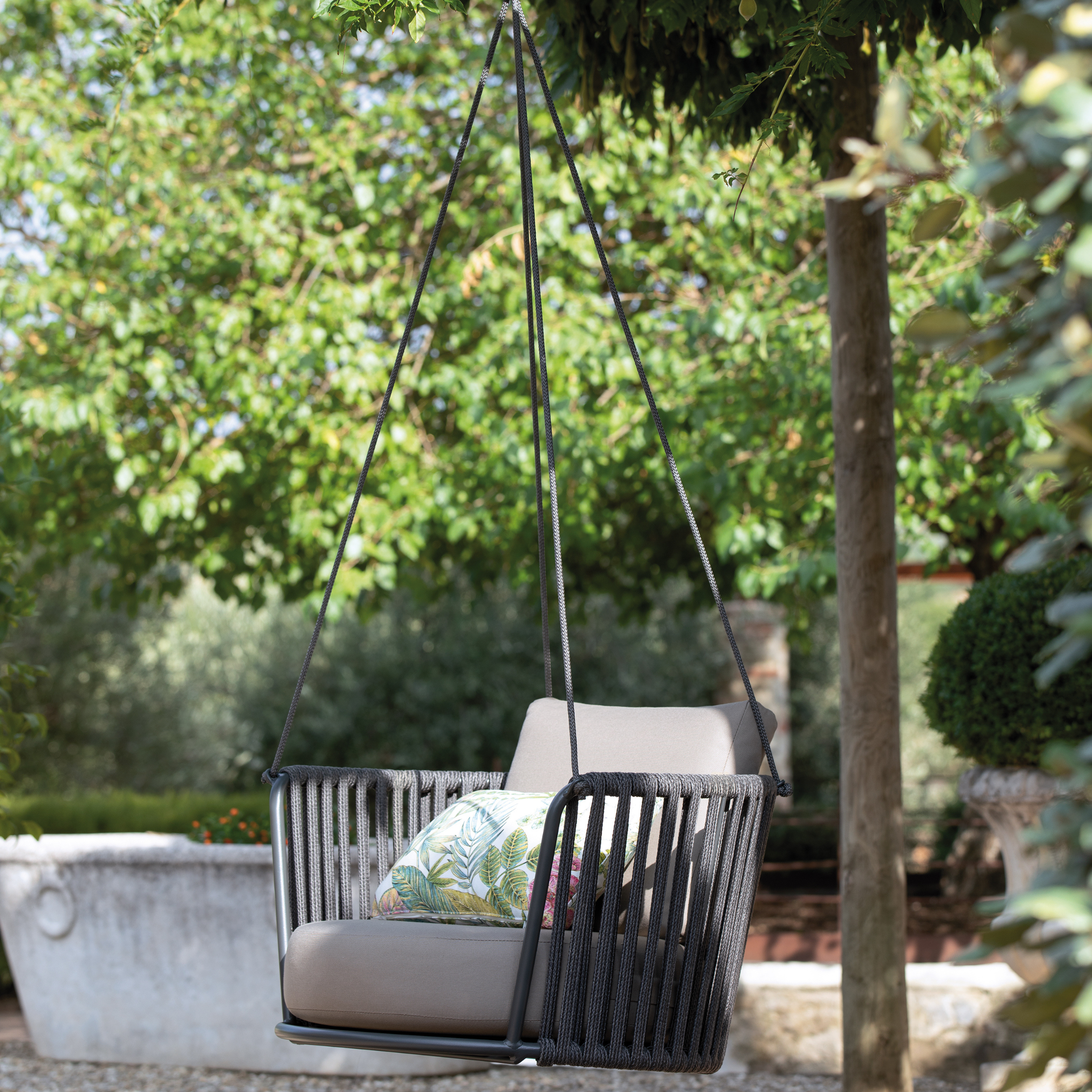 "Daisy Rope" modern garden hanging chair in rope and painted stainless steel
